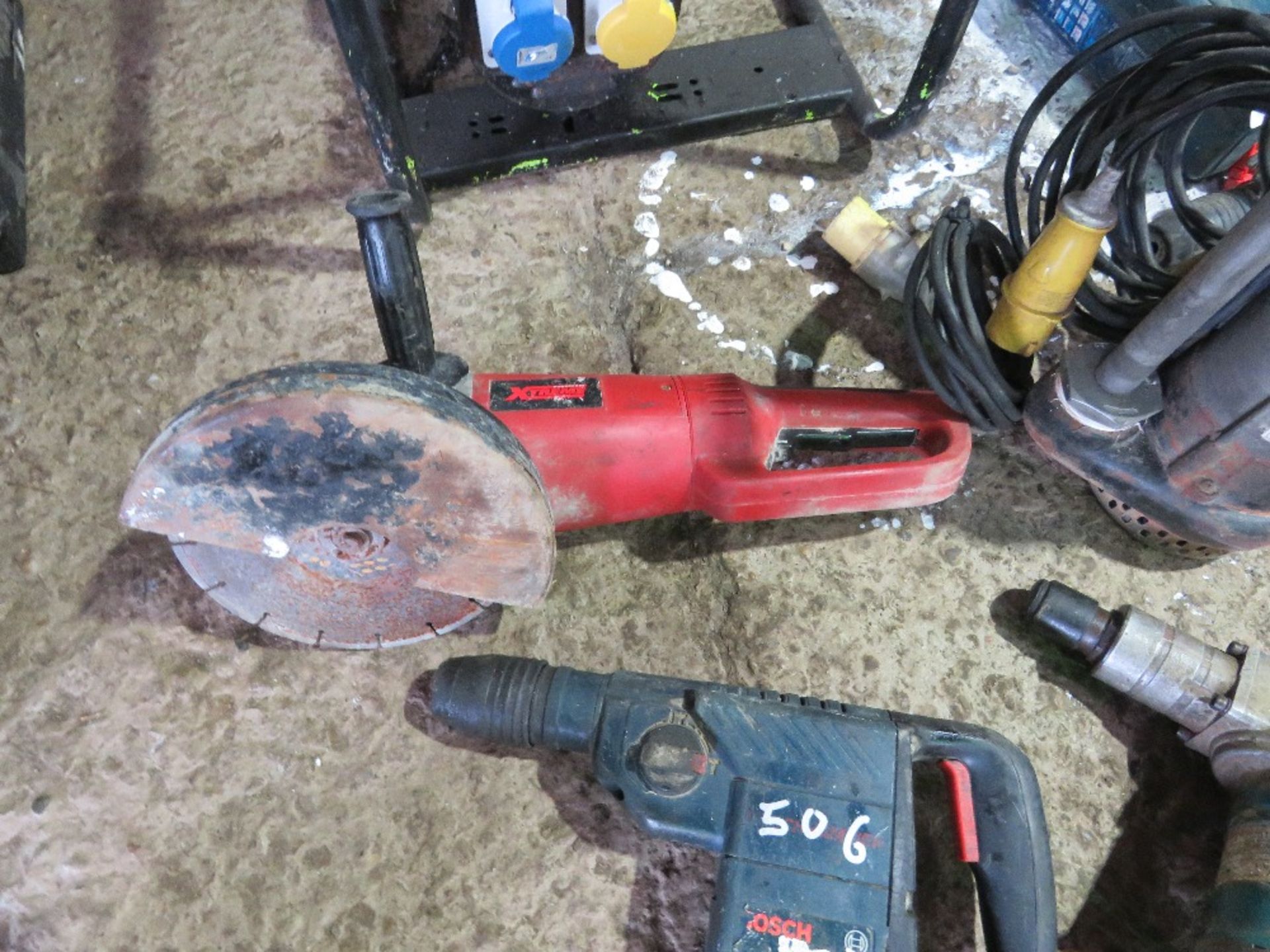 4 X 110VOLT POWERED ITEMS: SUB PUMP, 2 NO DRILLS, GRINDER. THIS LOT IS SOLD UNDER THE AUCTIONEERS - Image 8 of 8