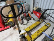 YALE HYDRAULIC PALLET TRUCK.....THIS LOT IS SOLD UNDER THE AUCTIONEERS MARGIN SCHEME, THEREFORE NO V