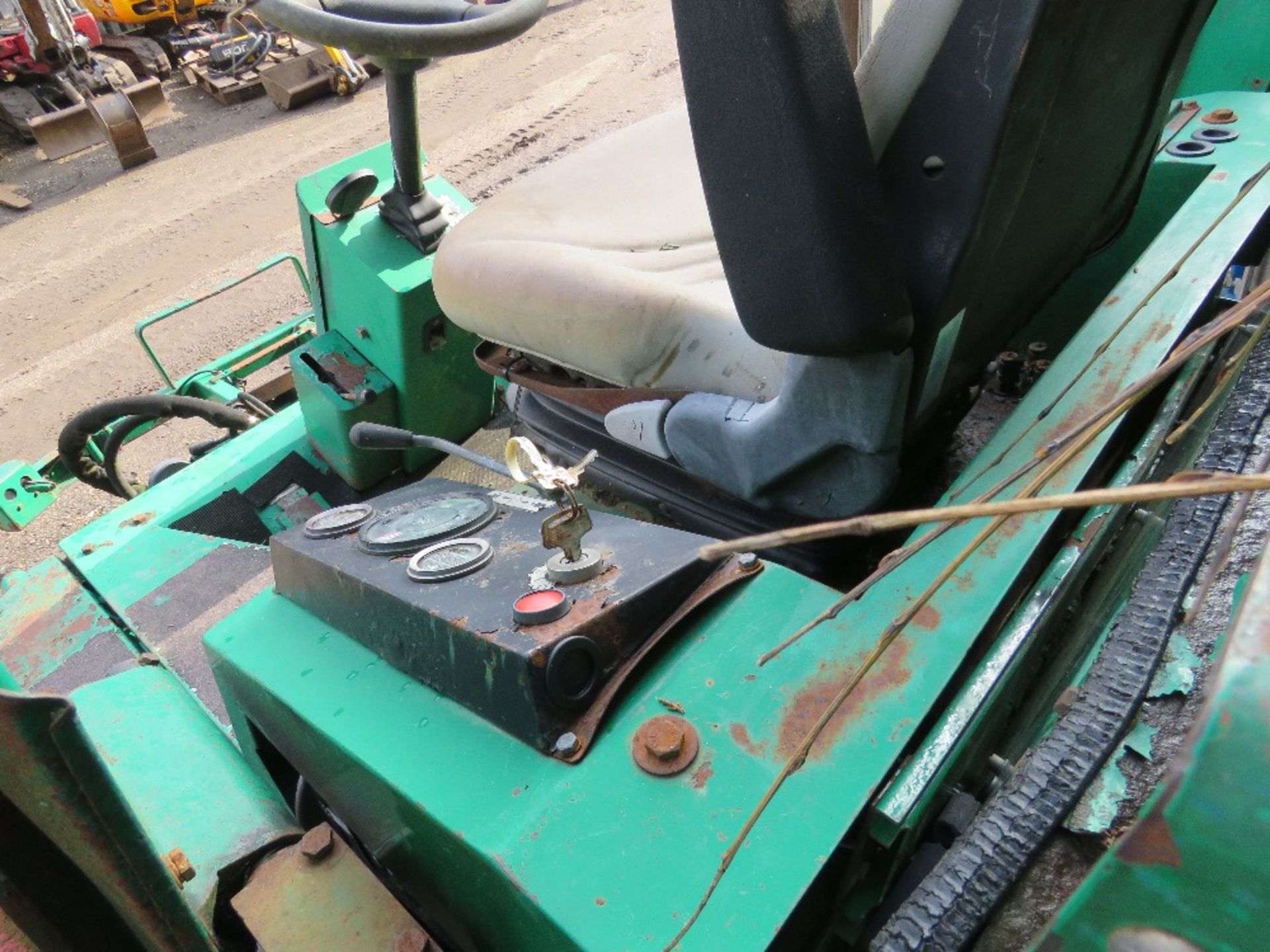 RANSOMES 520 5 GANG RIDE ON CYLINDER MOWER WITH KUBOTA ENGINE. WHEN TESTED WAS SEEN TO RUN, DRIVE, - Image 6 of 12