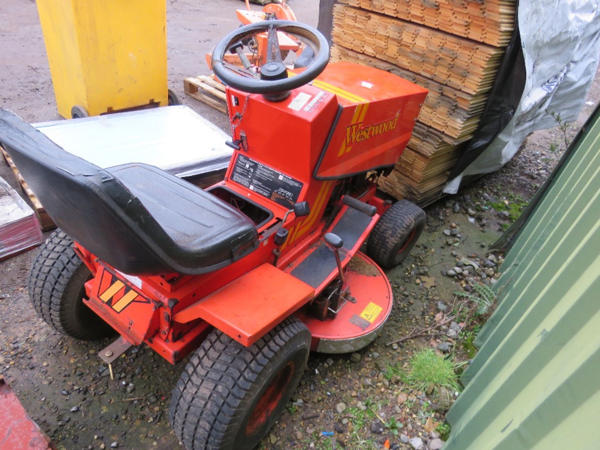 WESTWOOD T1200 RIDE ON MOWER. WHEN TESTED WAS SEEN TO RUN, DRIVE AND BLADES TURNED. THIS LOT IS S - Image 3 of 7