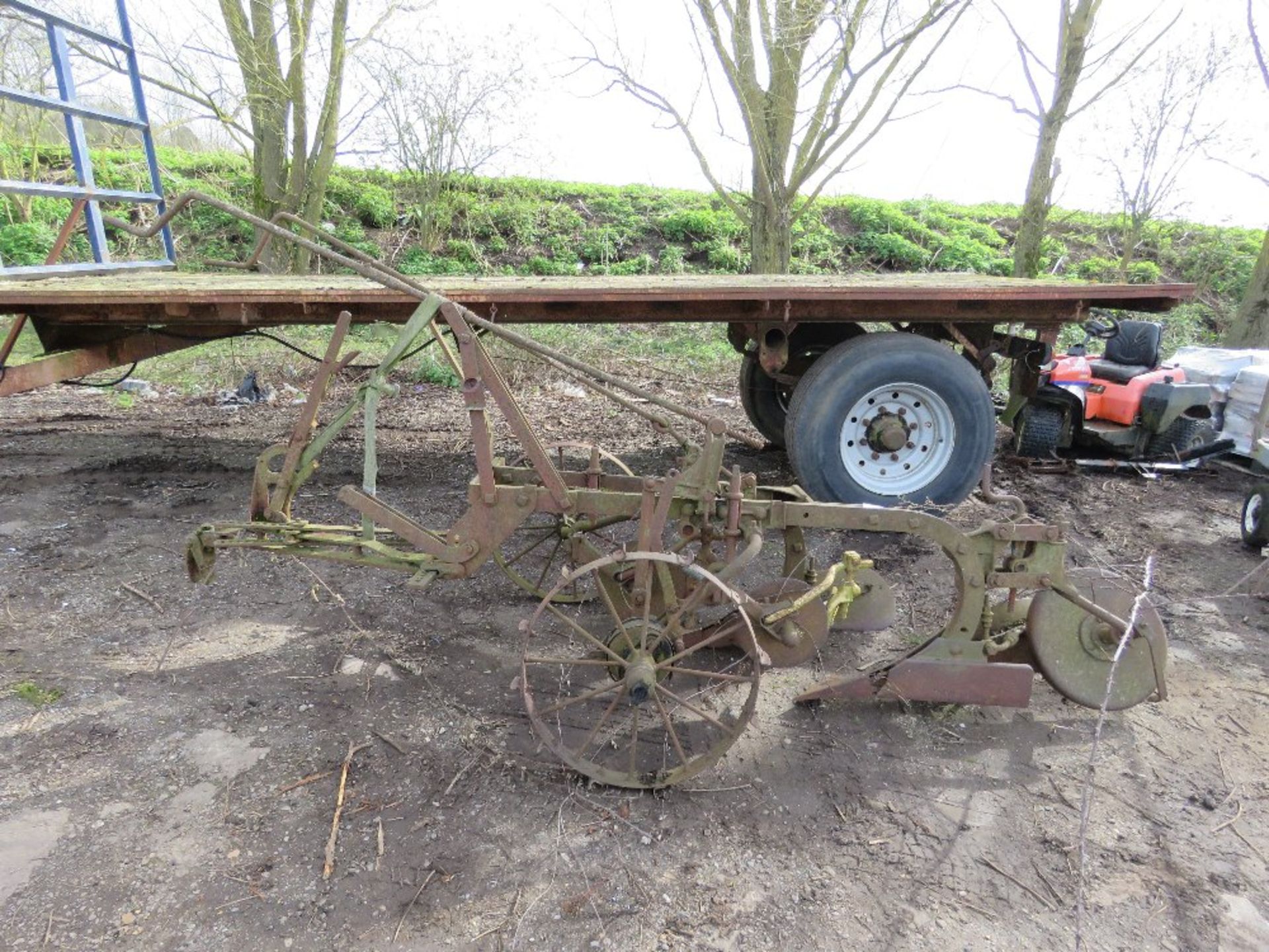 VINTAGE 2 FURROW TRAILED TRACTOR PLOUGH.....THIS LOT IS SOLD UNDER THE AUCTIONEERS MARGIN SCHEME, TH - Image 2 of 5