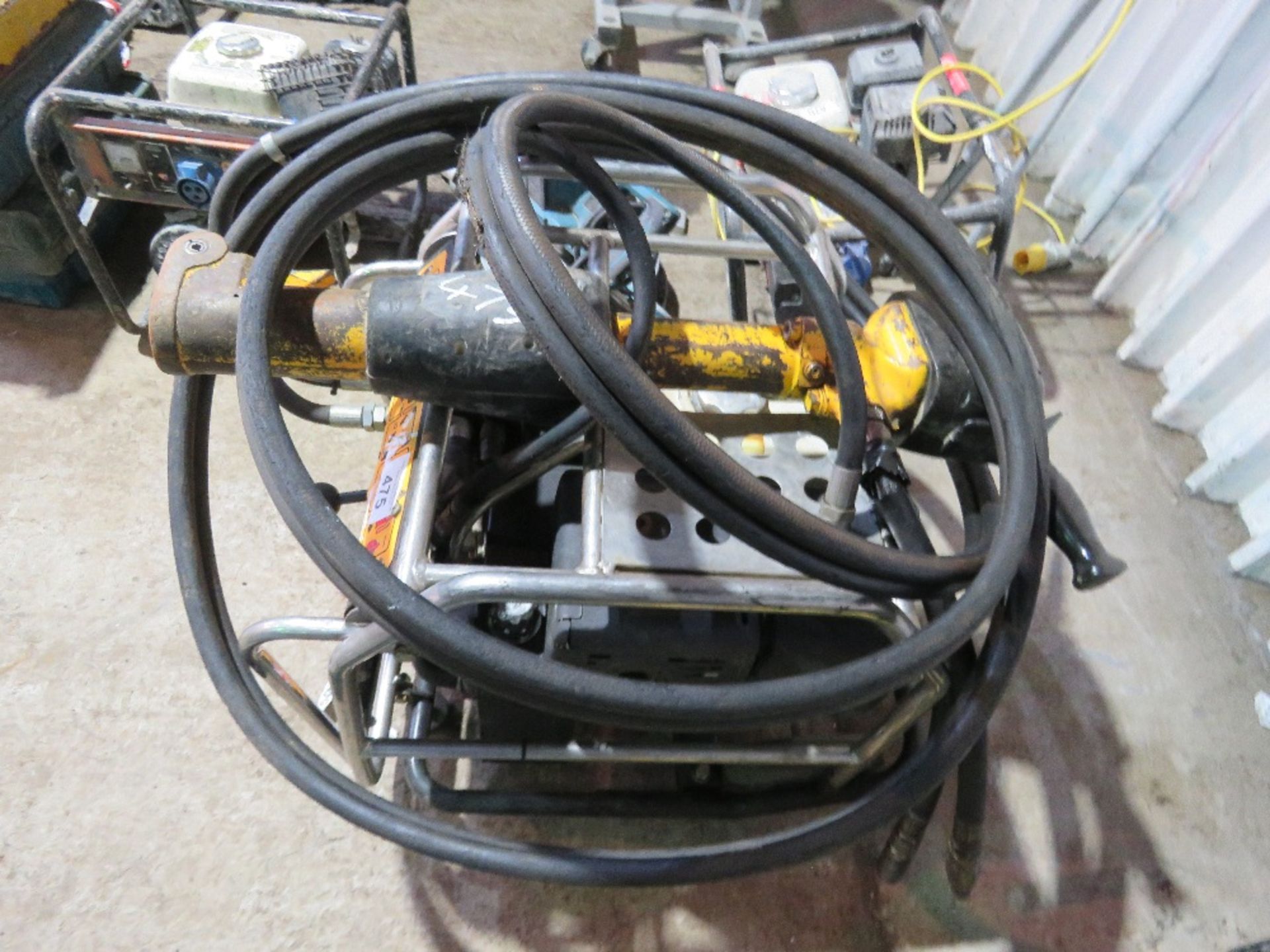 JCB HYDRAULIC BREAKER PACK WITH ANTI VIBRATION GUN AND HOSE. - Image 3 of 4