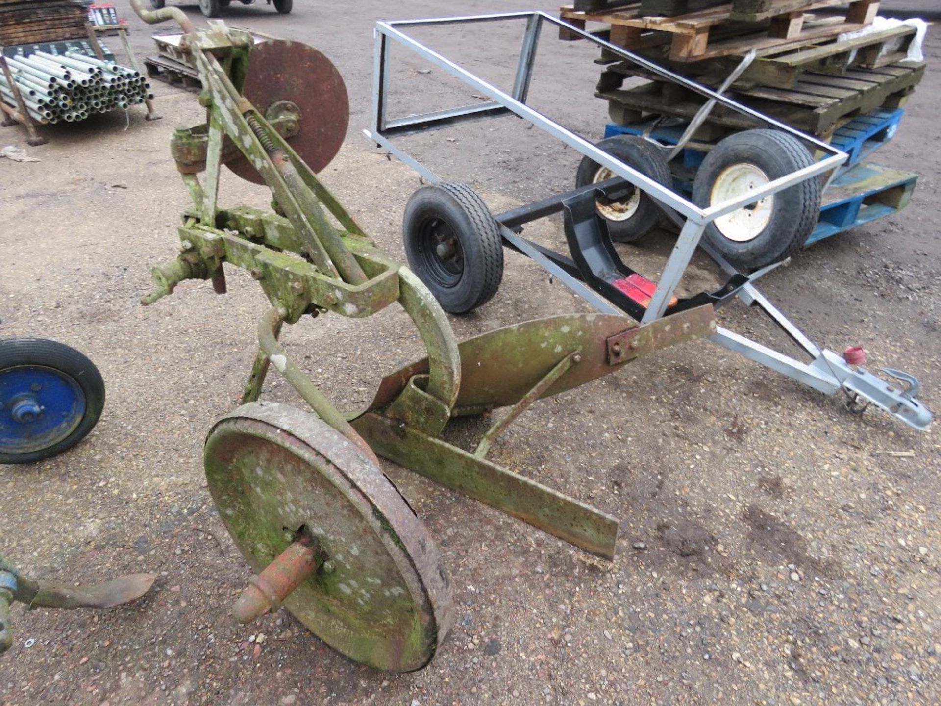SINGLE FURROW TRACTOR MOUNTED PLOUGH.....THIS LOT IS SOLD UNDER THE AUCTIONEERS MARGIN SCHEME, THERE - Bild 4 aus 4
