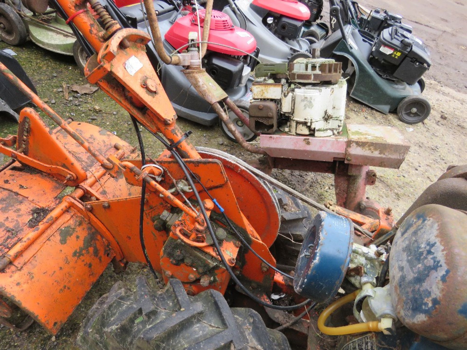 HOWARD 300 PETROL ROTORVATOR PLUS A MOUNTFIELD CHASSIS....THIS LOT IS SOLD UNDER THE AUCTIONEERS MAR - Bild 8 aus 8
