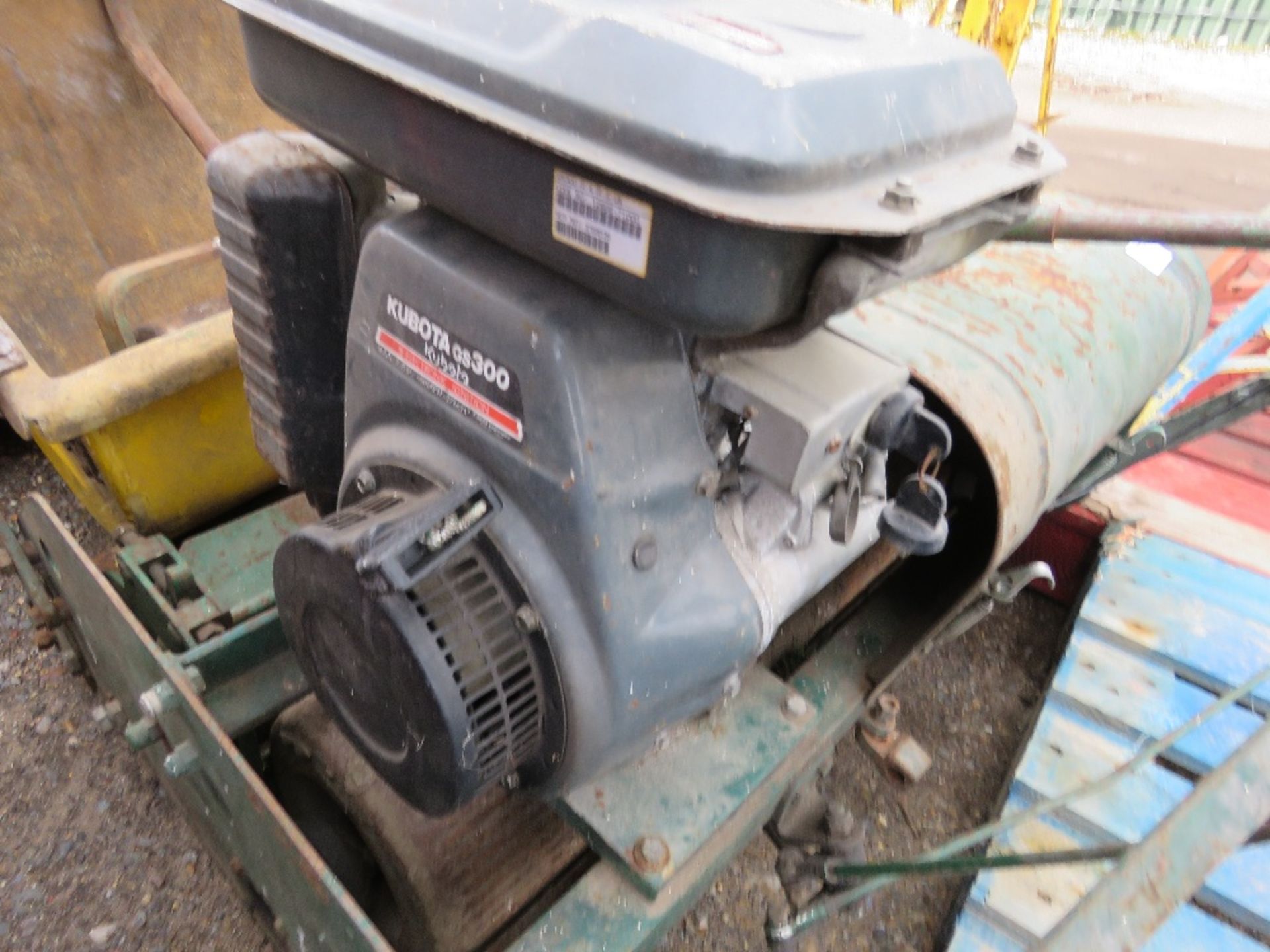 LARGE CYLINDER MOWER WITH SEAT AND COLLECTOR. KUBOTA GS300 ENGINE FITTED. - Image 3 of 6