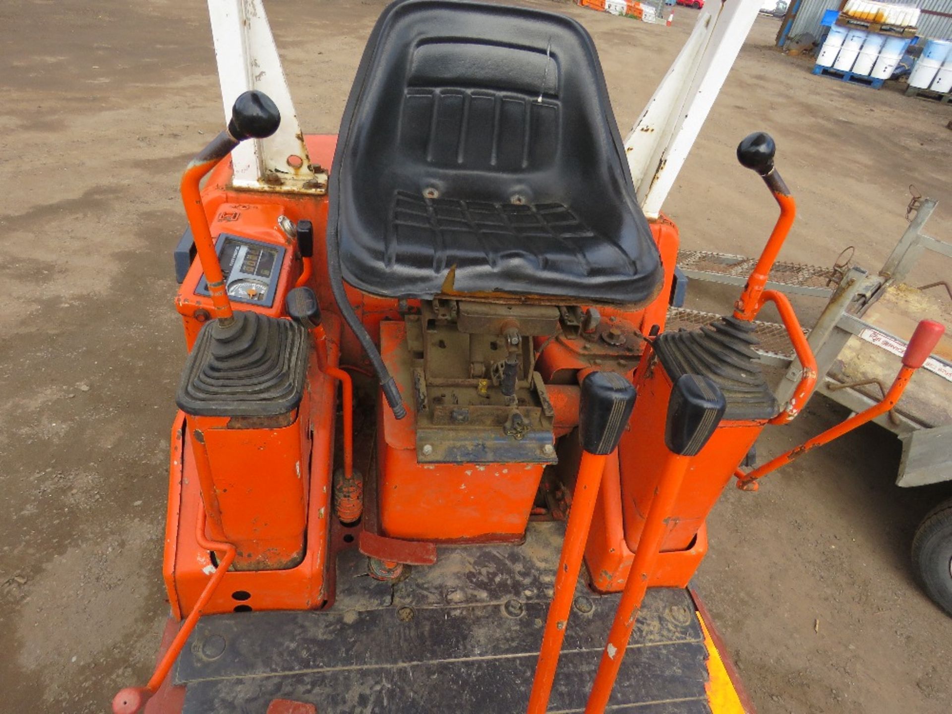 KUBOTA 36 MINI EXCAVATOR PACKAGE CONSISTING OF 4NO BUCKETS, HYDRAULIC BREAKER, MINI DIGGER TRAILER A - Image 9 of 18