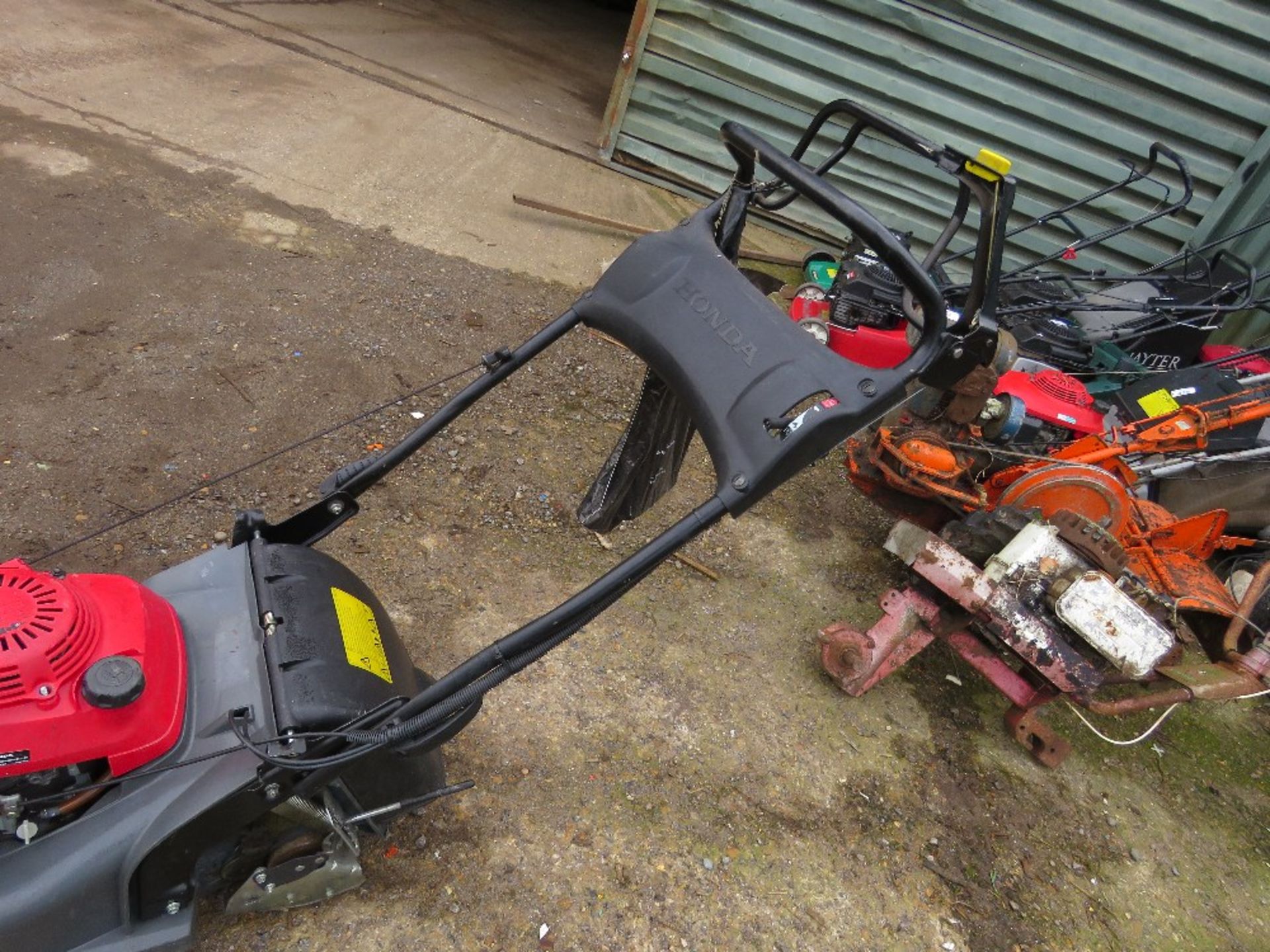 HONDA HRX426 PETROL ENGINE ROLLER MOWER, NO COLLECTOR.....THIS LOT IS SOLD UNDER THE AUCTIONEERS MAR - Image 4 of 4