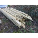 LARGE QUANTITY OF ASSORTED FENCING / CONSTRUCTION TIMBERS.