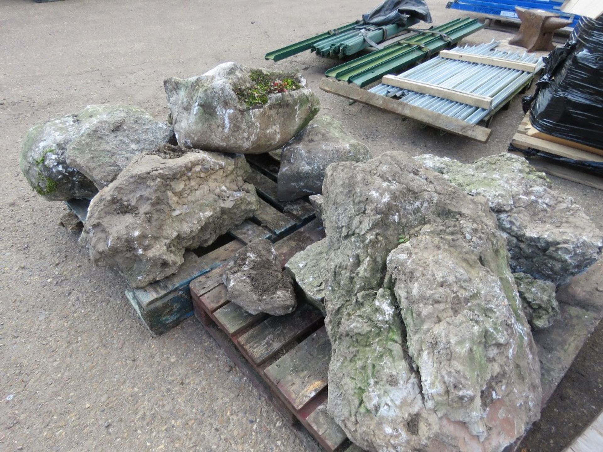 2 X PALLETS OF LARGE ROCKERY DECORATIVE STONES.....THIS LOT IS SOLD UNDER THE AUCTIONEERS MARGIN SCH - Bild 5 aus 7