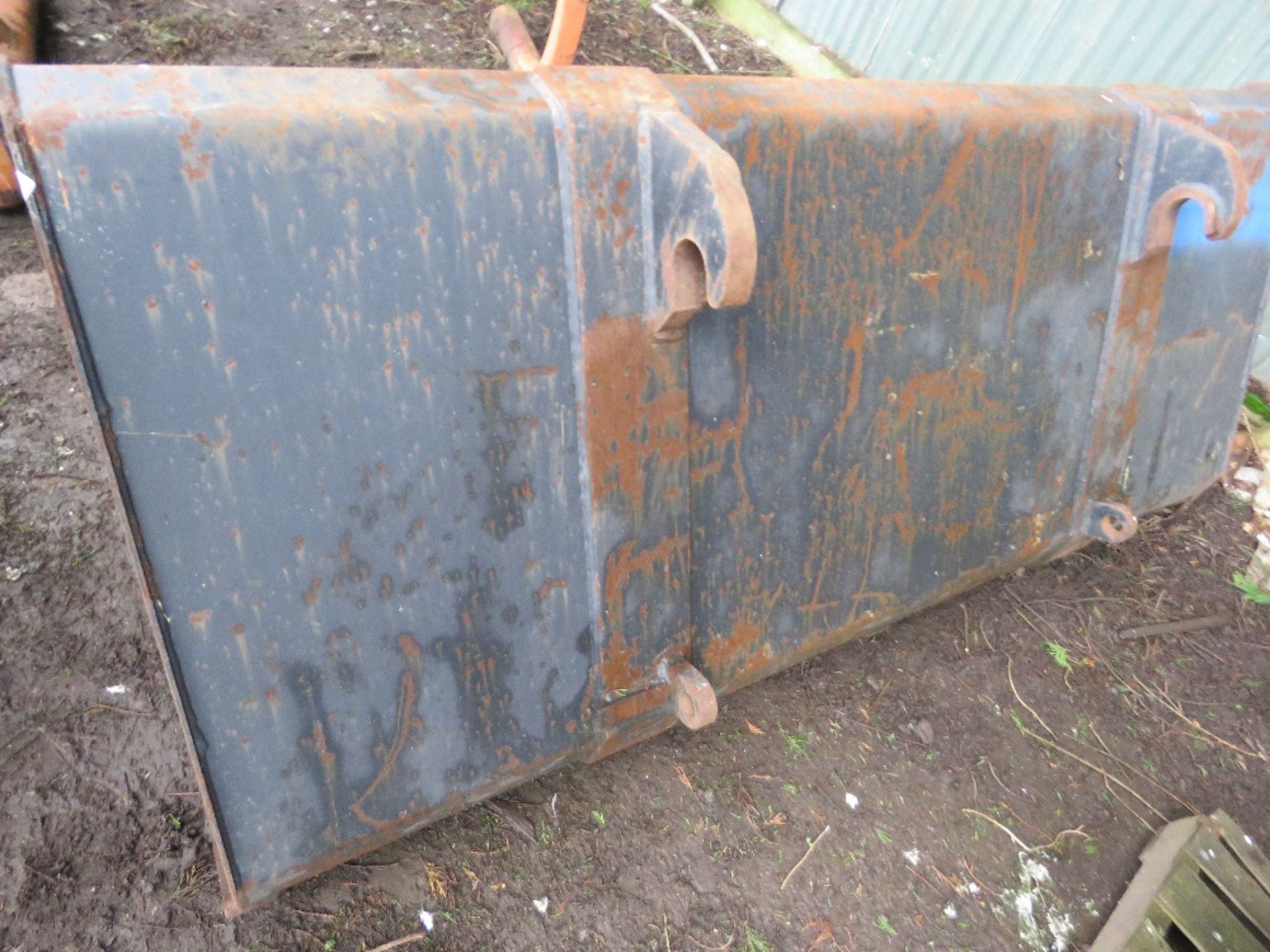 TELEHANDLER BUCKET, 2.3M WIDTH APPROX, NEEDS SOME REPAIR ON FRONT CORNER AS SHOWN. JCB STYLE BRACKET - Image 2 of 4