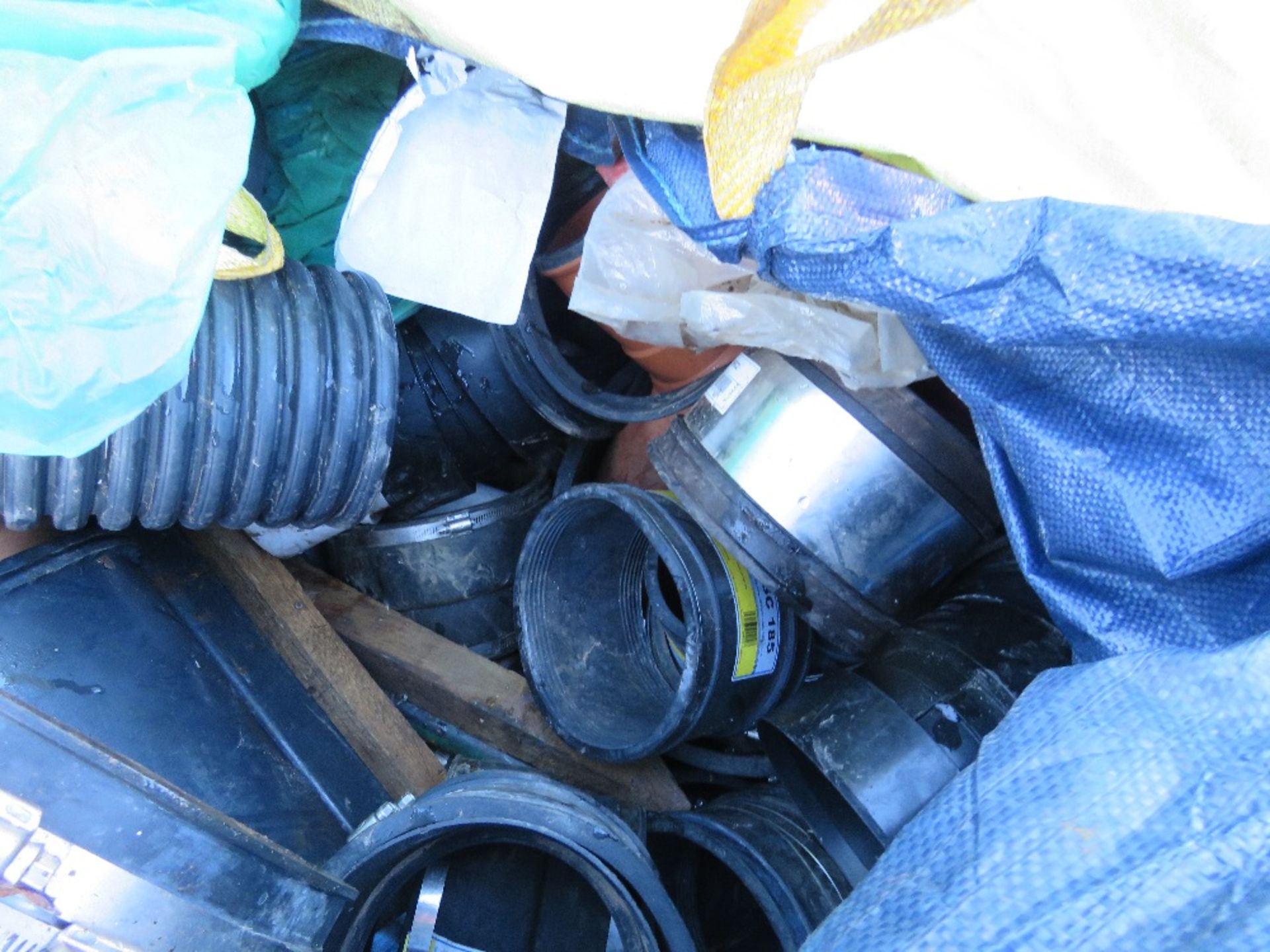 3NO BULK BAGS OF PLASTIC PIPE CONNECTIONS ETC.. SOURCED FROM COMPANY LIQUIDATION. - Image 7 of 7