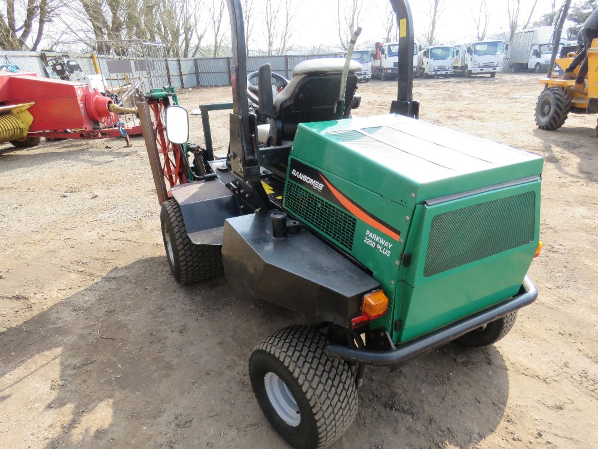 RANSOMES PARKWAY 2250 PLUS PROFESSIONAL TRIPLE RIDE ON MOWER, 4WD, 3300 REC HOURS. DIRECT FROM GOLF - Image 4 of 11