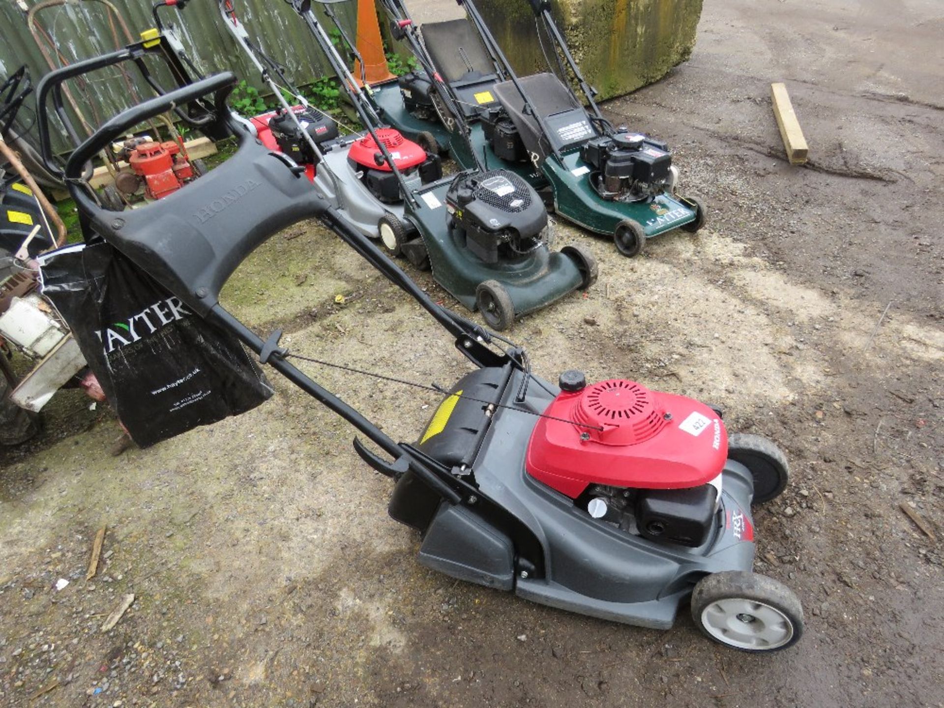 HONDA HRX426 PETROL ENGINE ROLLER MOWER, NO COLLECTOR.....THIS LOT IS SOLD UNDER THE AUCTIONEERS MAR - Image 3 of 4