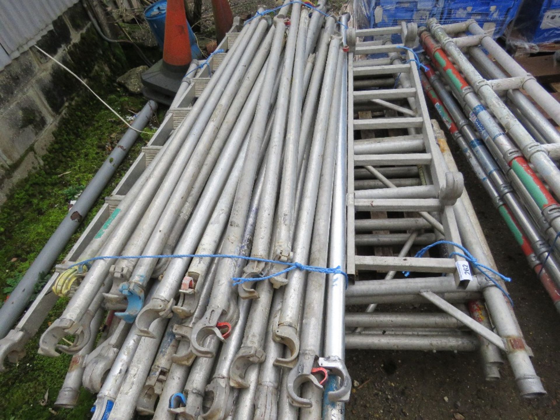 ALUMINIUM TOWER SCAFFOLD PARTS INCLUDING POLES AND UPRIGHTS AS SHOWN. THIS LOT IS SOLD UNDER THE - Image 2 of 3