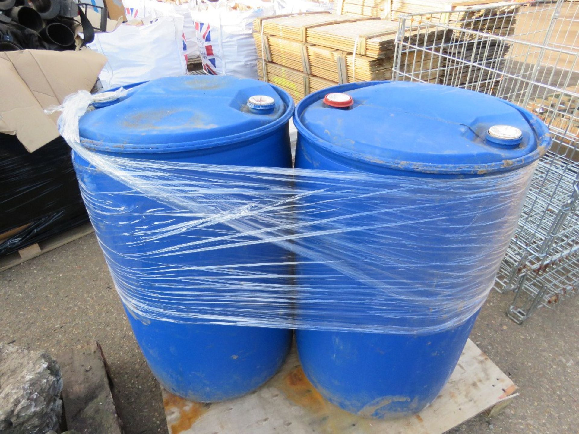 2NO EMPTY PLASTIC DRUMS.....THIS LOT IS SOLD UNDER THE AUCTIONEERS MARGIN SCHEME, THEREFORE NO VAT W - Bild 2 aus 2