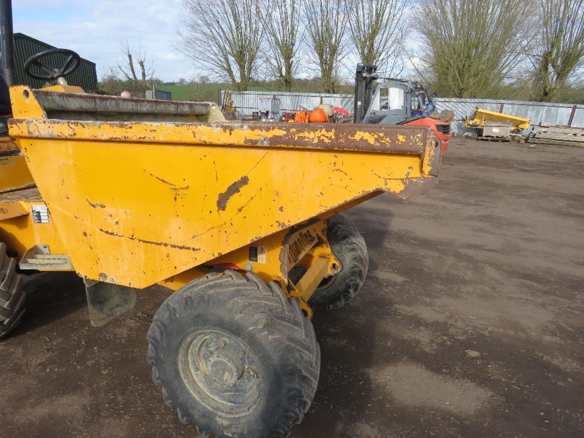 THWAITES 3 TONNE STRAIGHT TIP DUMPER YEAR 2014. 1688 REC HRS SN:SLCM570Z1408C8990. PN:401 DIRECT F - Image 5 of 10