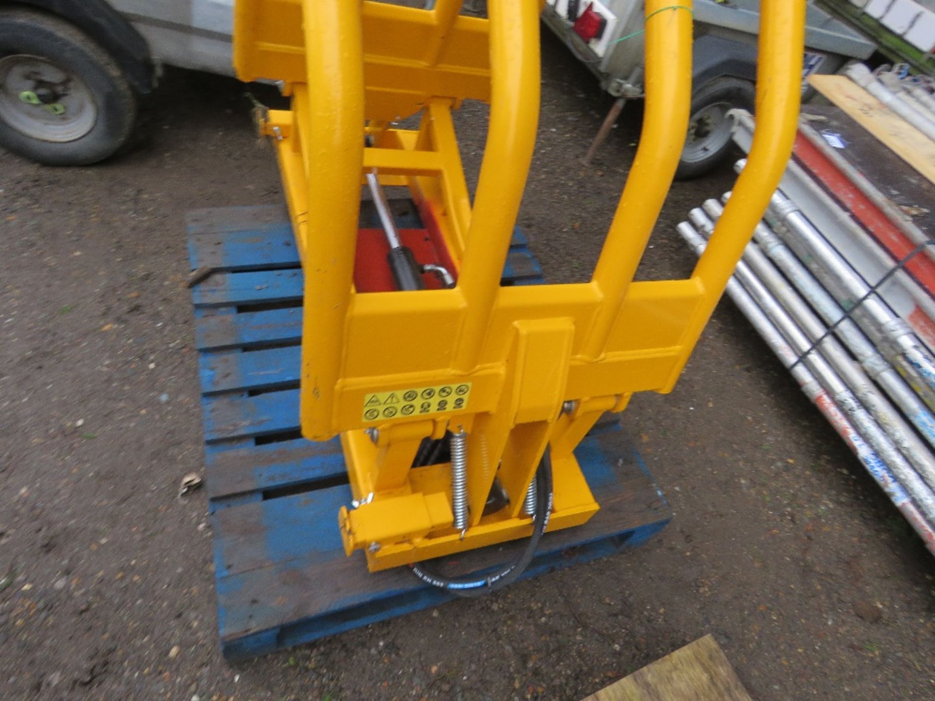 WRAPPED SILAGE BALE SQUEEZE ATTACHMENT FOR LOADER, APPEARS UNUSED.....THIS LOT IS SOLD UNDER THE AUC - Image 2 of 5