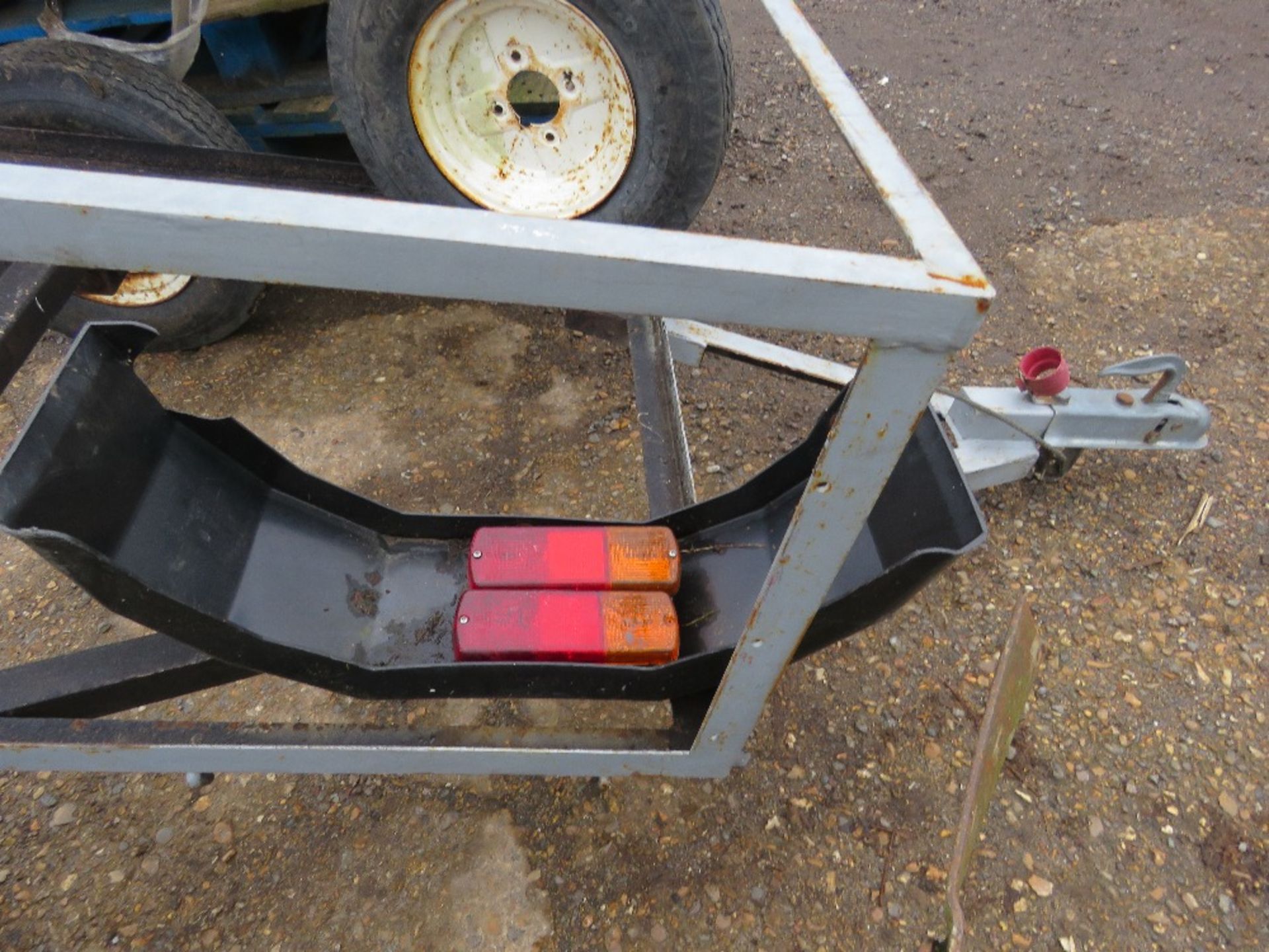 SMALL SIZED TRAILER CHASSIS, IDEAL FOR GARDEN TRACTOR.....THIS LOT IS SOLD UNDER THE AUCTIONEERS MAR - Bild 4 aus 5