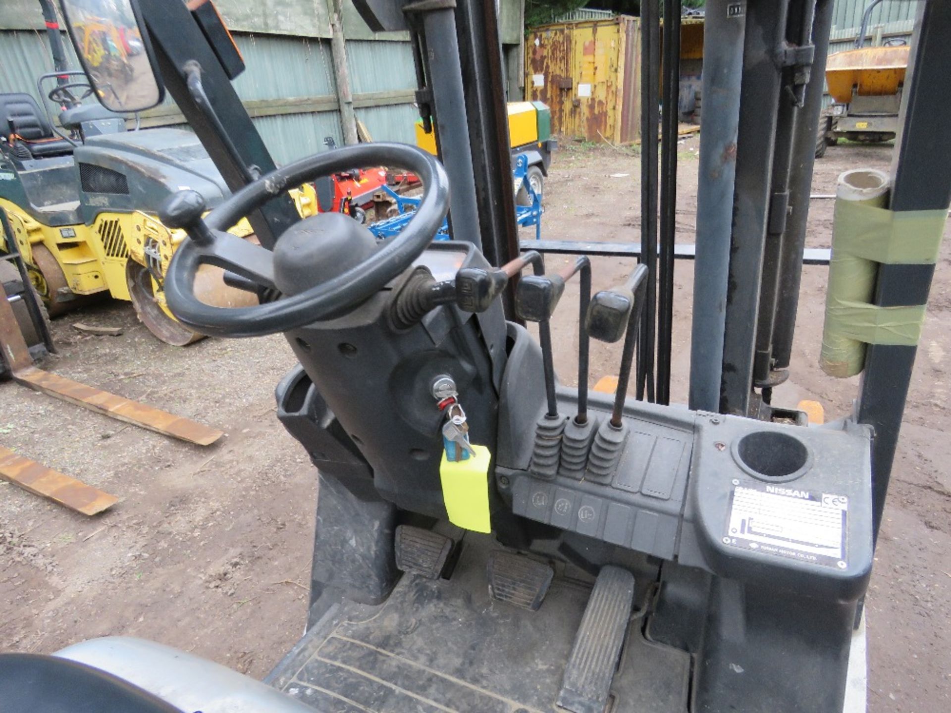 NISSAN 1.5TONNE CAPACITY GAS POWERED FORKLIFT TRUCK SN:L01-000622, 3260 REC HOURS. LOW MAST HEIGHT. - Image 6 of 10