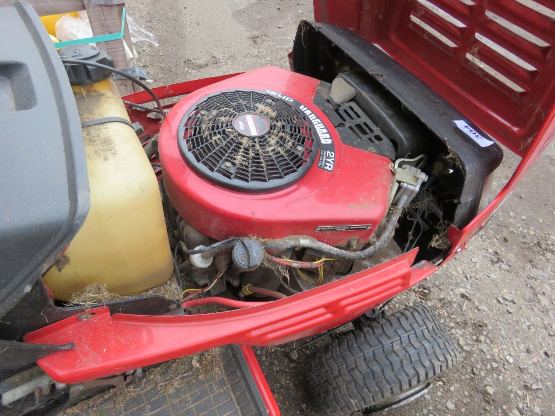 LAWNFLITE 940 RIDE ON MOWER WITH COLLECTOR. PART EXCHANGE MACHINE, CONDITION UNKNOWN. THIS LOT IS - Image 6 of 7