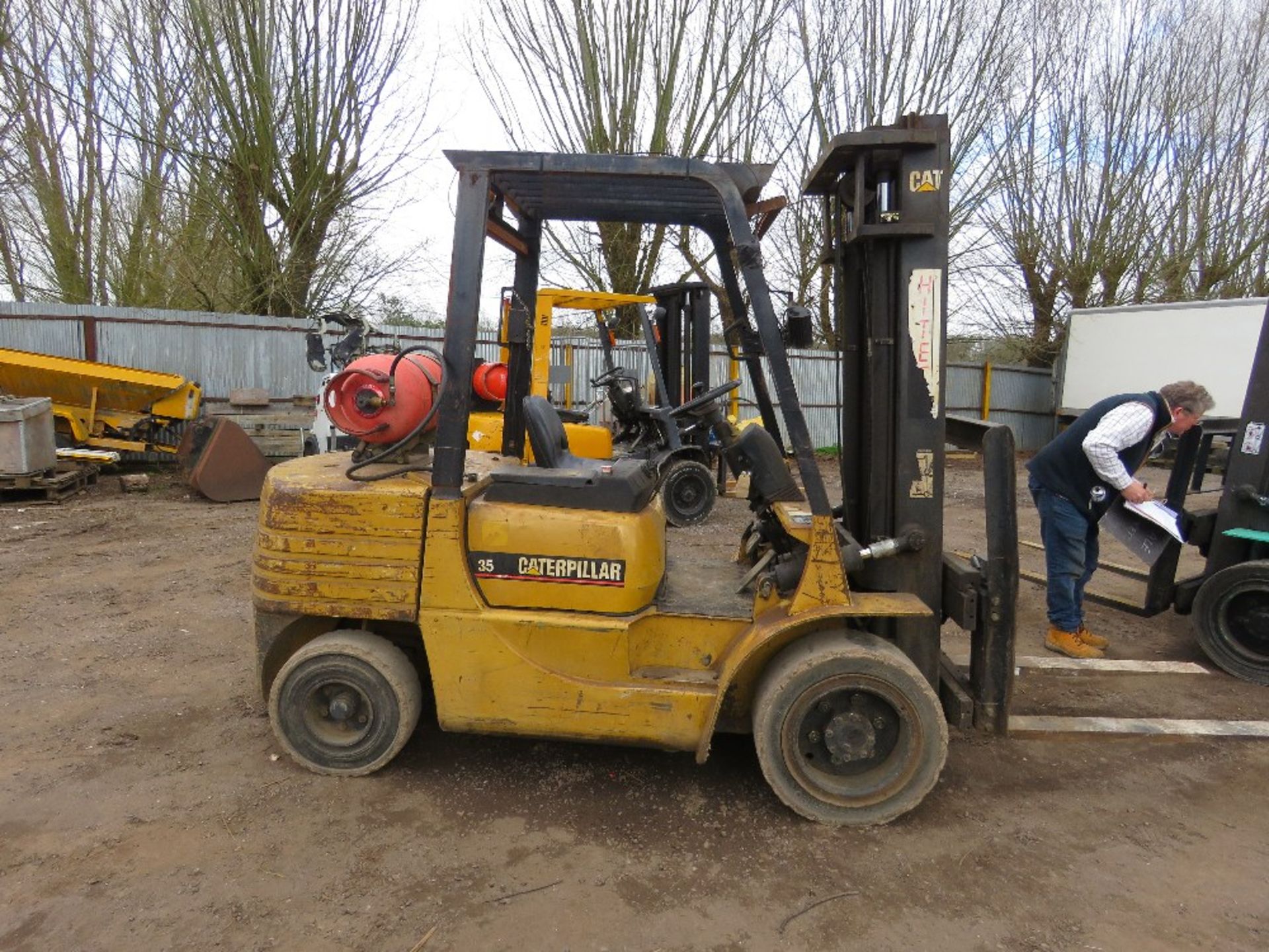 CATERPILLAR GP35A 3.5 TONNE GAS POWERED FORKLIFT TRUCK, SN:8AN10102 YEAR 1998 BUILD. 2.2M CLOSED MAS