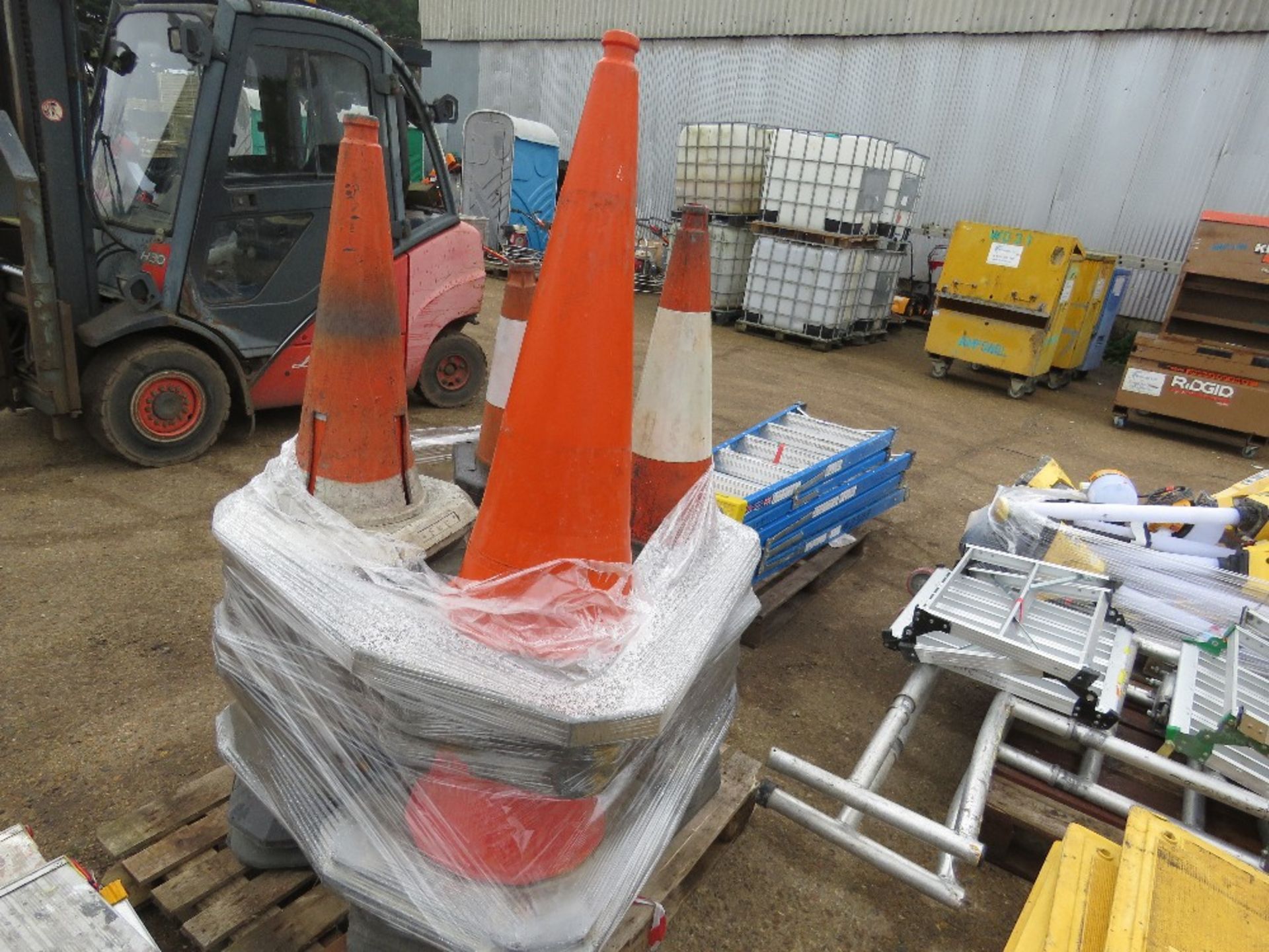 PALLET OF ROAD CONES. - Image 3 of 3