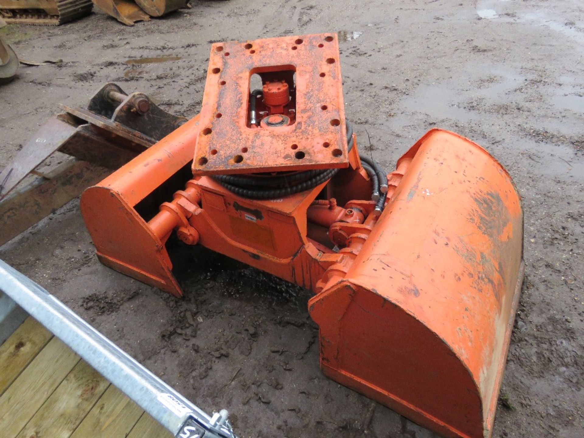 CLAMSHELL TYPE BUCKET GRAB DEEP EXCAVATION ATTACHMENT FOR EXCAVATOR, 0.88M WIDTH APPROX, APPEARS LIT - Image 3 of 6