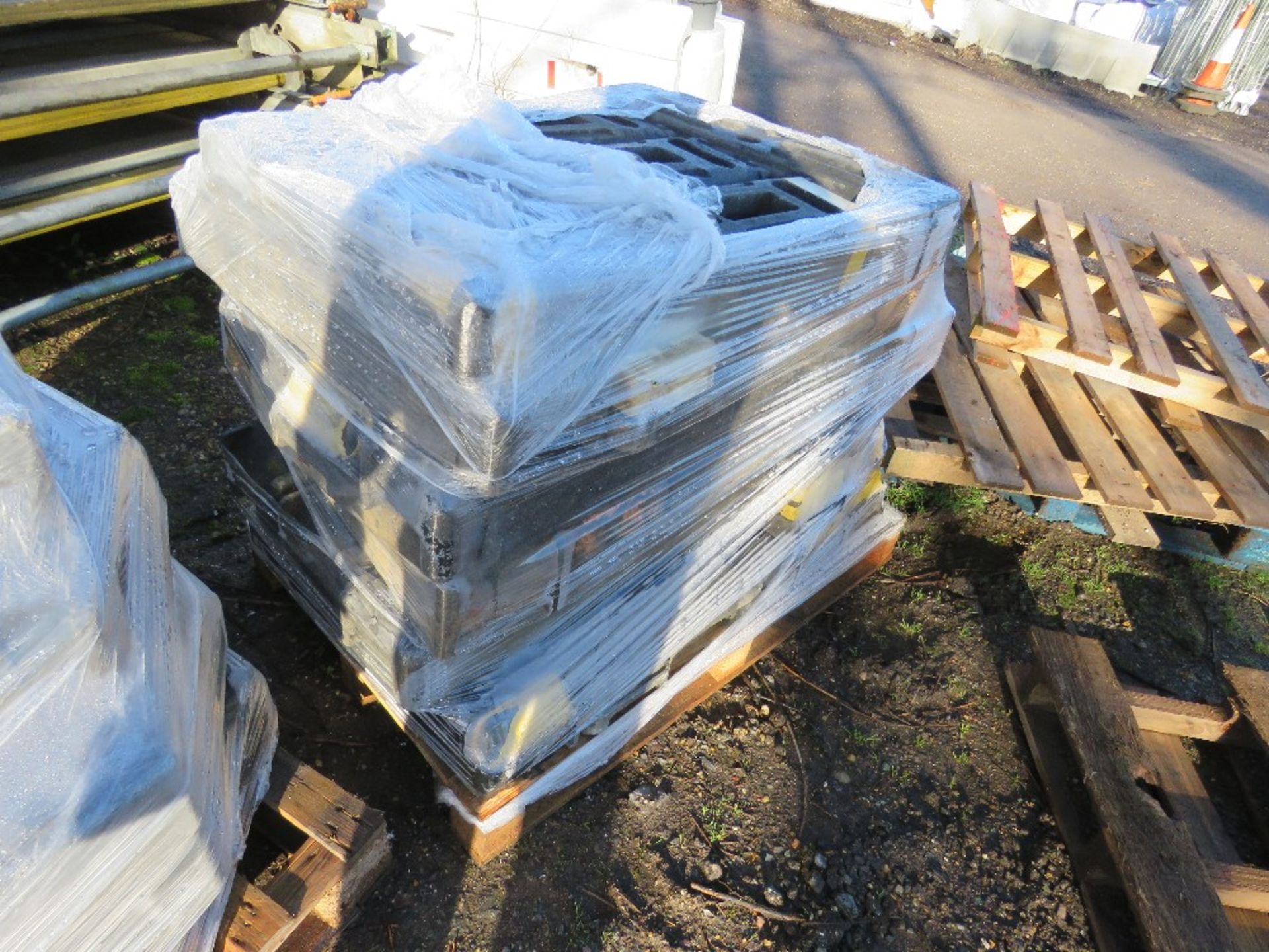 2 X PALLETS OF HERAS TYPE SITE FENCE BASES / BLOCKS. - Image 5 of 6