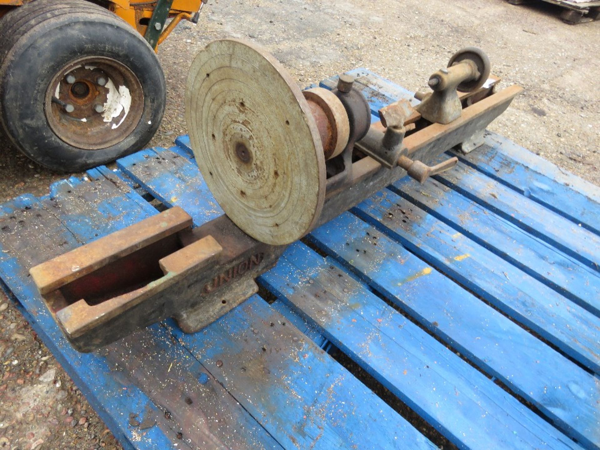 HOBBY SIZED LATHE BED.....THIS LOT IS SOLD UNDER THE AUCTIONEERS MARGIN SCHEME, THEREFORE NO VAT WIL - Image 4 of 4