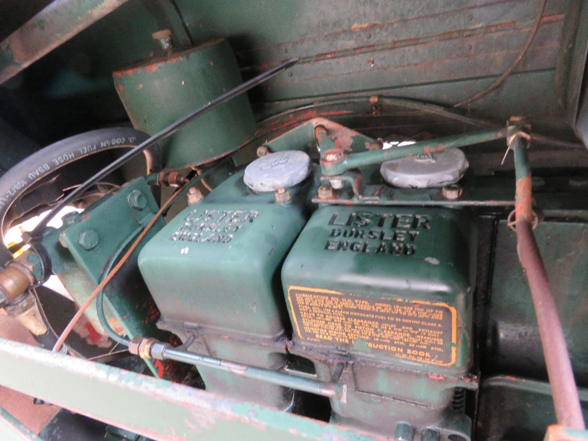 AVELING BARFORD VINTAGE 3 DRUM RIDE ON GREENS ROLLER. - Image 9 of 10