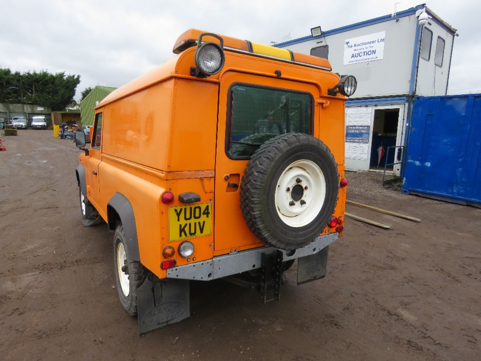 LANDROVER 110 REG YU04 KUV. 98,315 REC MILES. TD5 DIESEL ENGINE. WITH V5 AND TEST UNTIL 26/02/25. O - Image 9 of 21