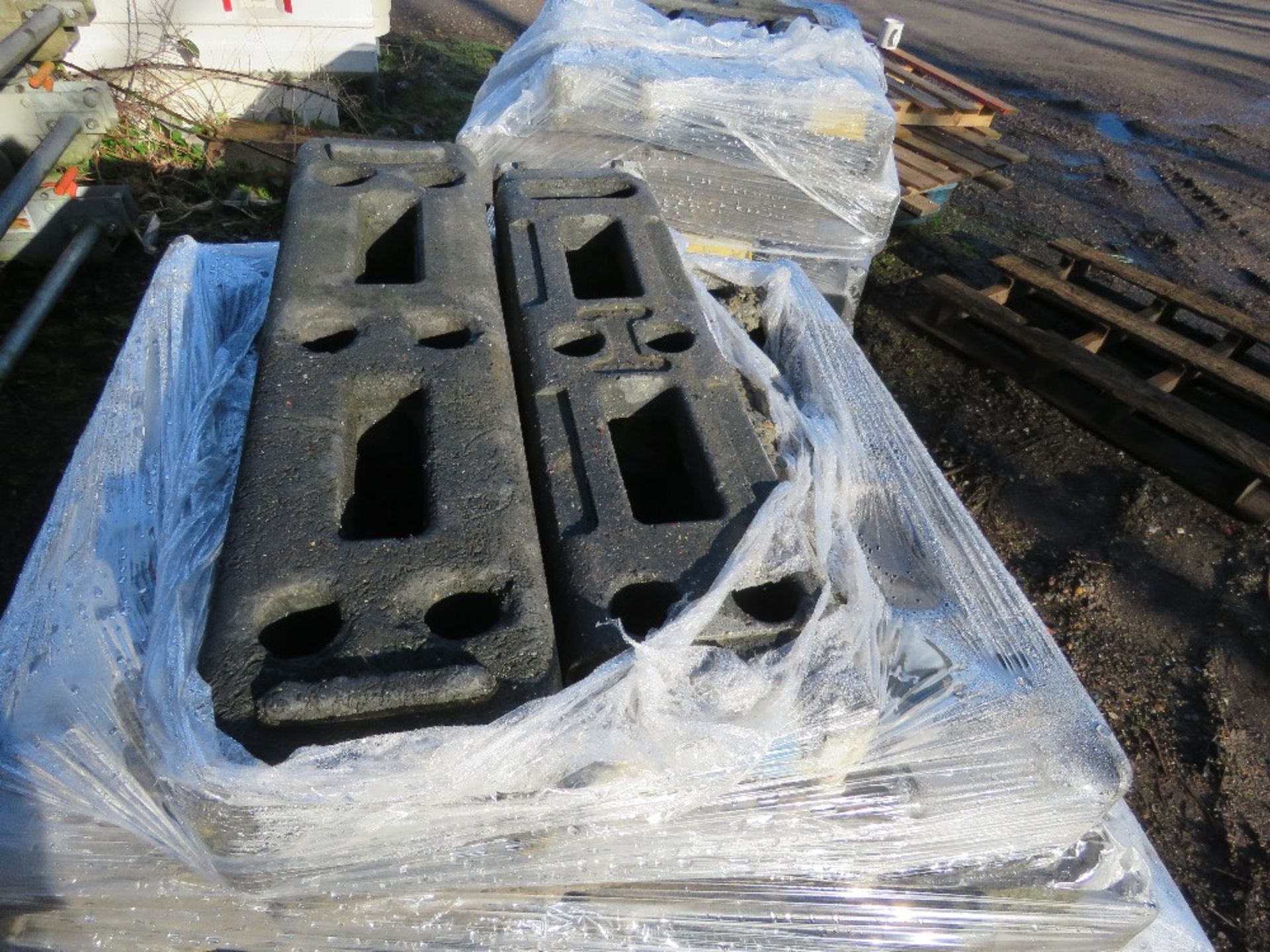 2 X PALLETS OF HERAS TYPE SITE FENCE BASES / BLOCKS. - Image 4 of 6