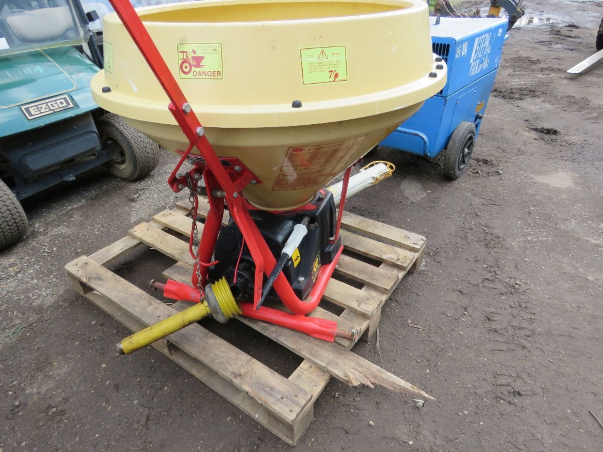 VICON PS303 TRACTOR MOUNTED FERTILISER SPREADER. DIRECT FROM GOLF COURSE BEING SURPLUS TO REQUIREMEN - Image 2 of 4