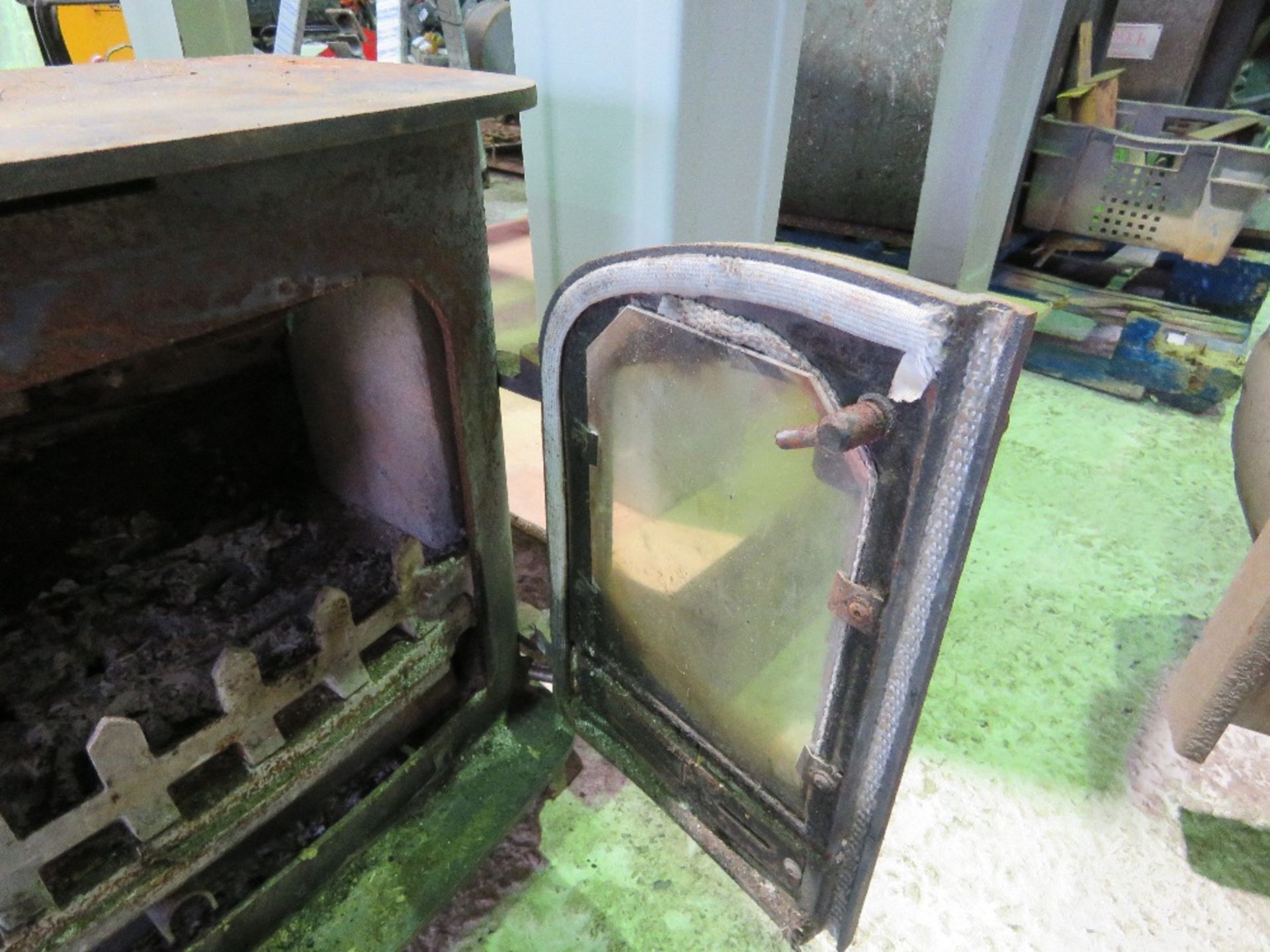 LARGE YEOMAN EXE FLAT TOPPED MULTI FUEL BURNING STOVE. THIS LOT IS SOLD UNDER THE AUCTIONEERS - Image 3 of 7
