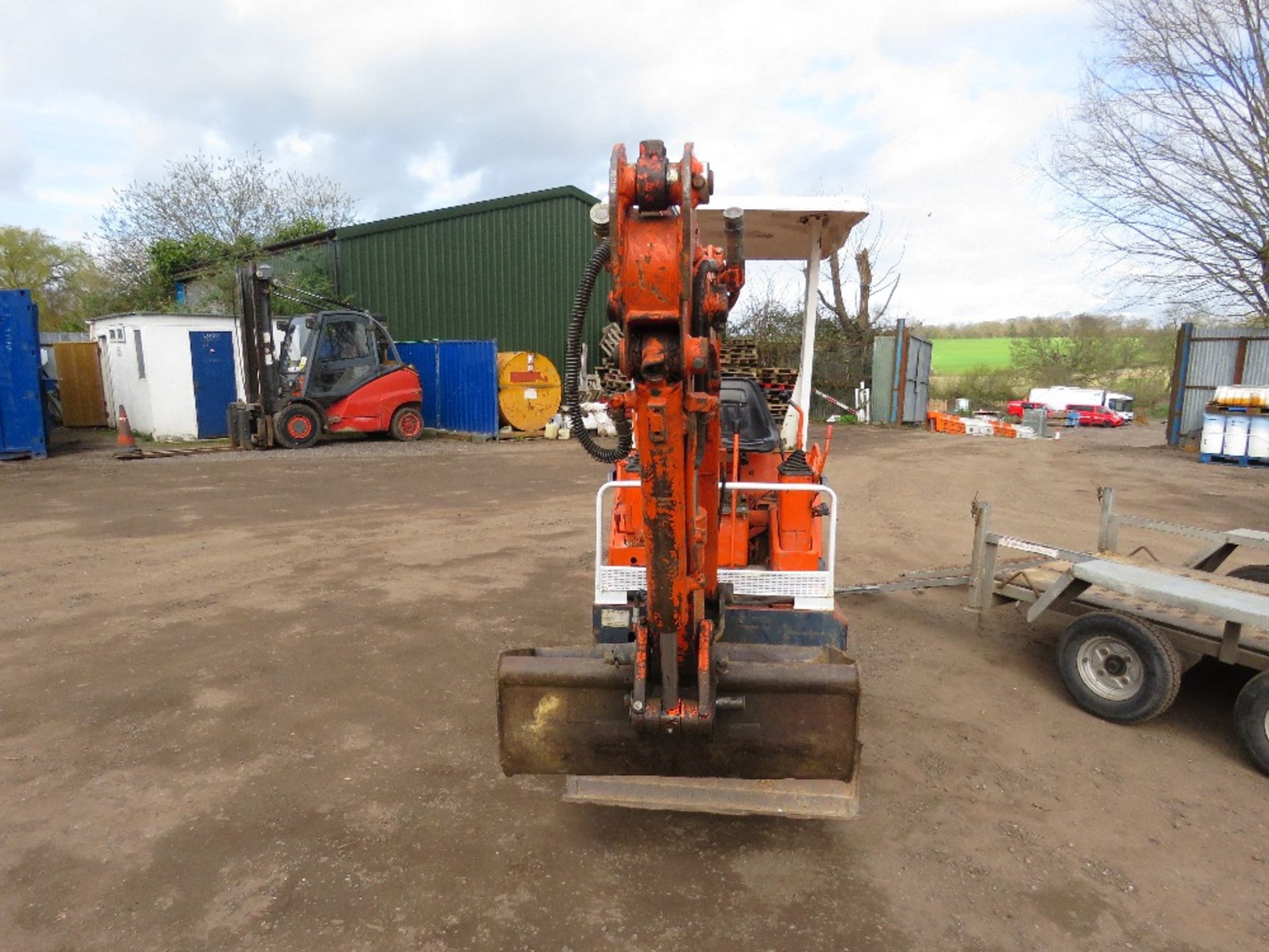 KUBOTA 36 MINI EXCAVATOR PACKAGE CONSISTING OF 4NO BUCKETS, HYDRAULIC BREAKER, MINI DIGGER TRAILER A - Image 7 of 18