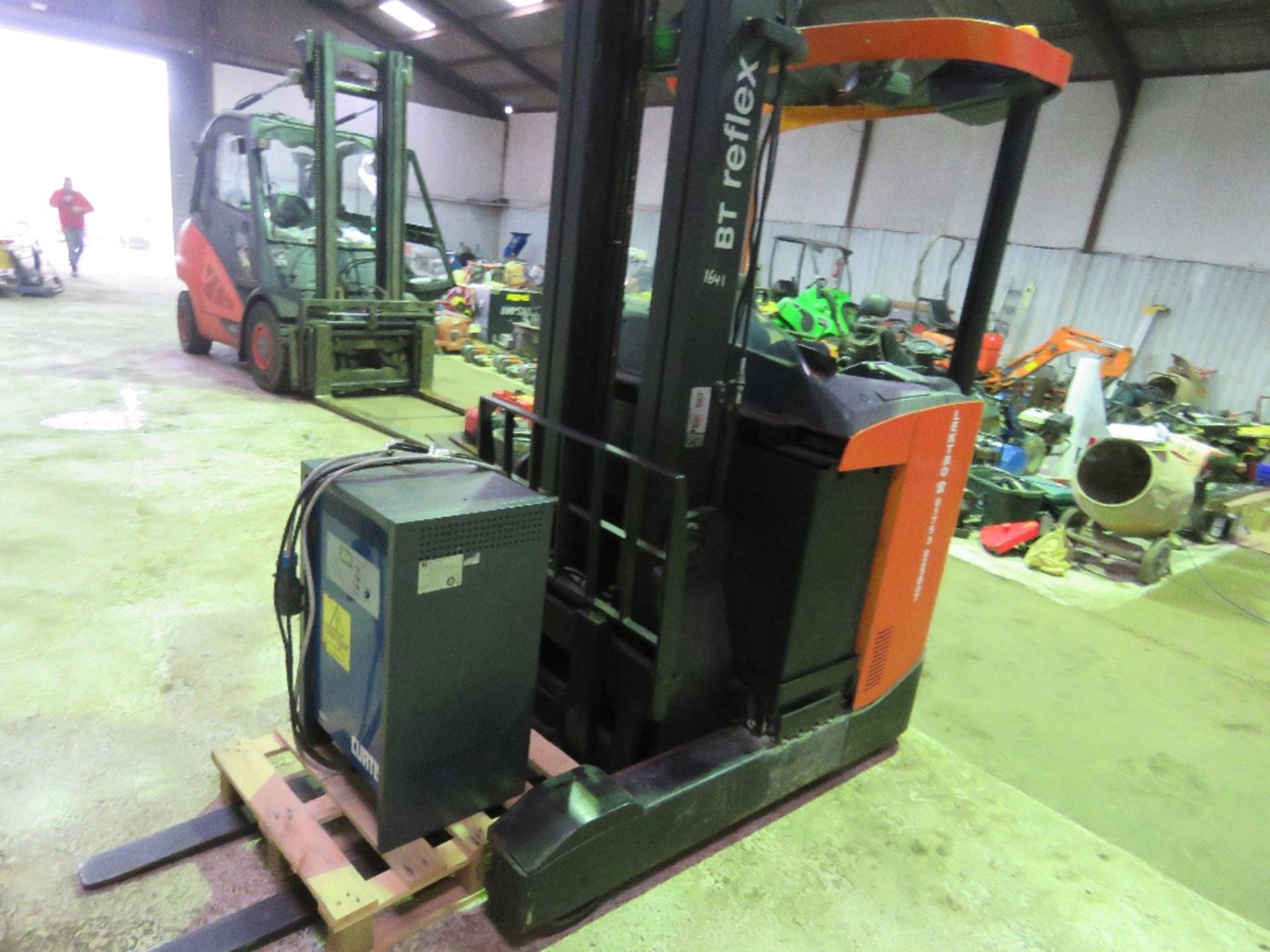 BT REFLEX BATTERY POWERED REACH TRUCK WITH CHARGER YEAR 2011 BUILD .SOURCED FROM COMPANY LIQUIDATION - Image 5 of 9