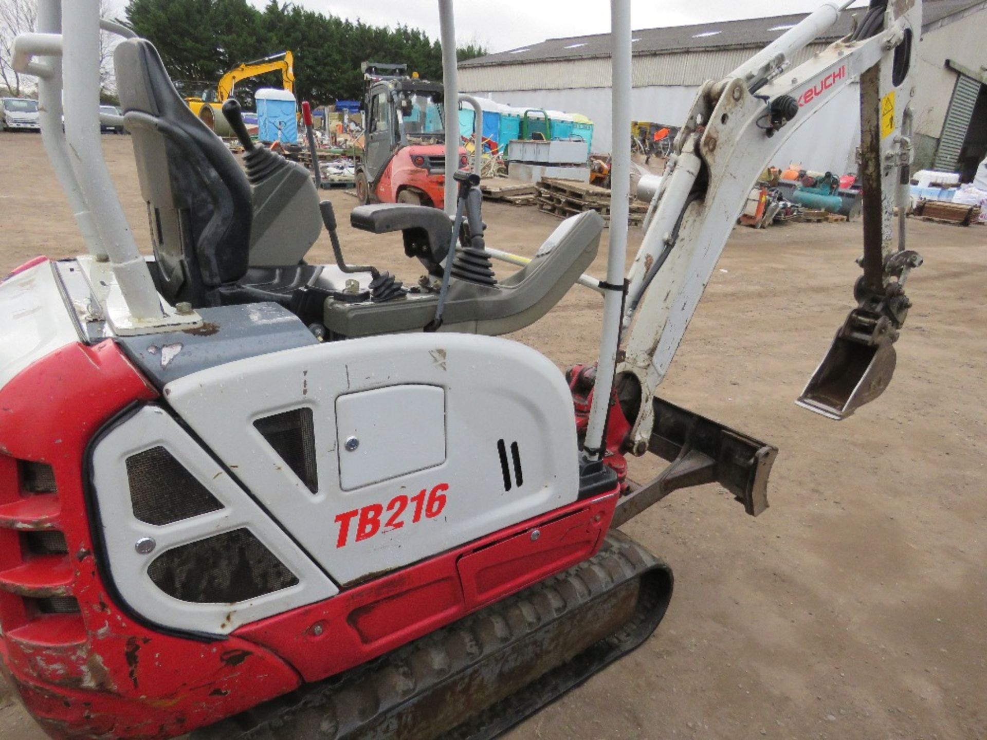 TAKEUCHI TB216 RUBBER TRACKED MINI EXCAVATOR YEAR 2020 BUILD. WITH ONE BUCKET, EXPANDING TRACKS SN - Image 4 of 10