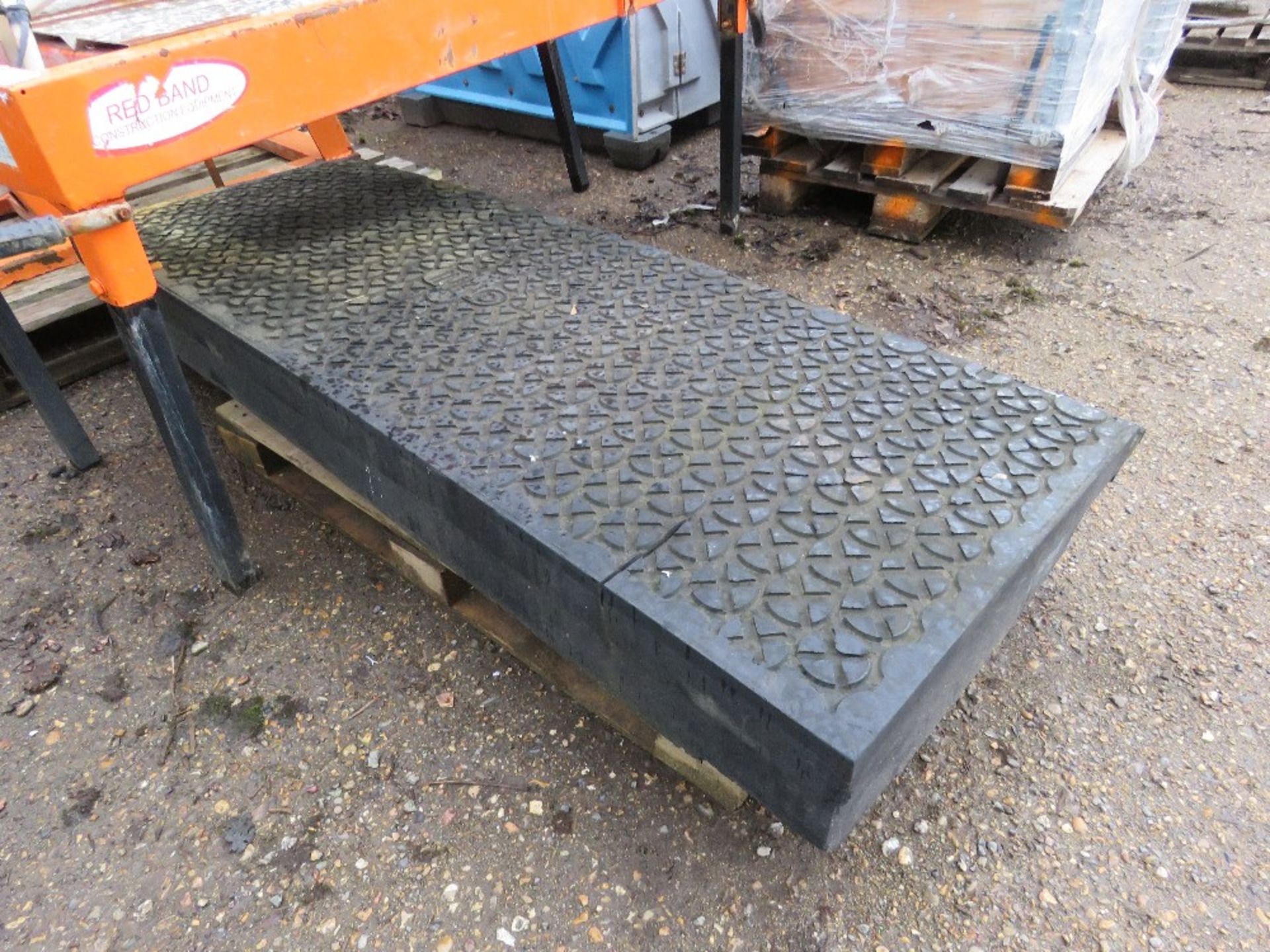 LARGE SIZED RUBBER CURB RAMP 1.83M X 0.75M APPROX. - Image 2 of 2