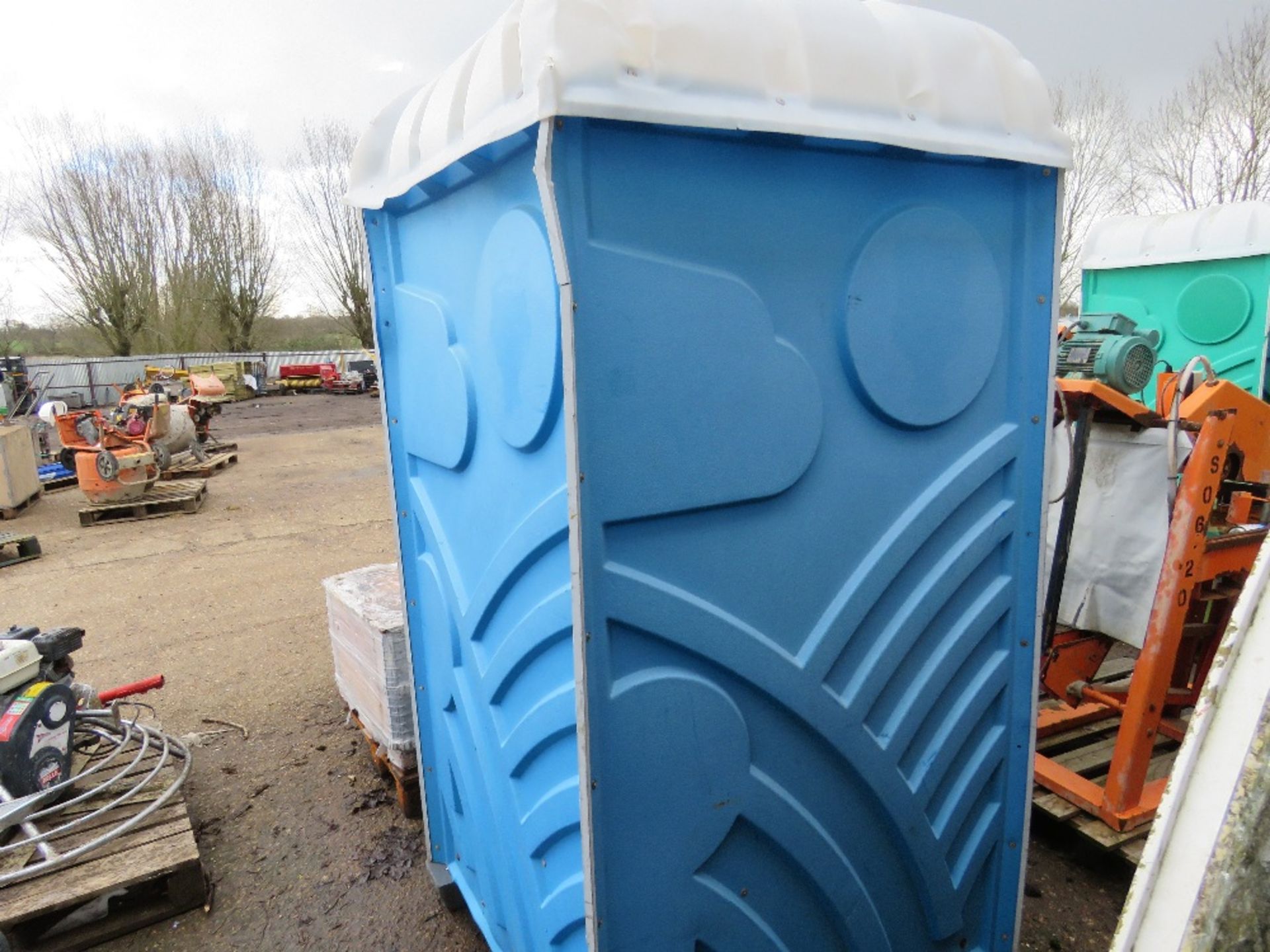 PORTABLE / EVENTS TOILET. THIS LOT IS SOLD UNDER THE AUCTIONEERS MARGIN SCHEME, THEREFORE NO VAT - Image 4 of 4