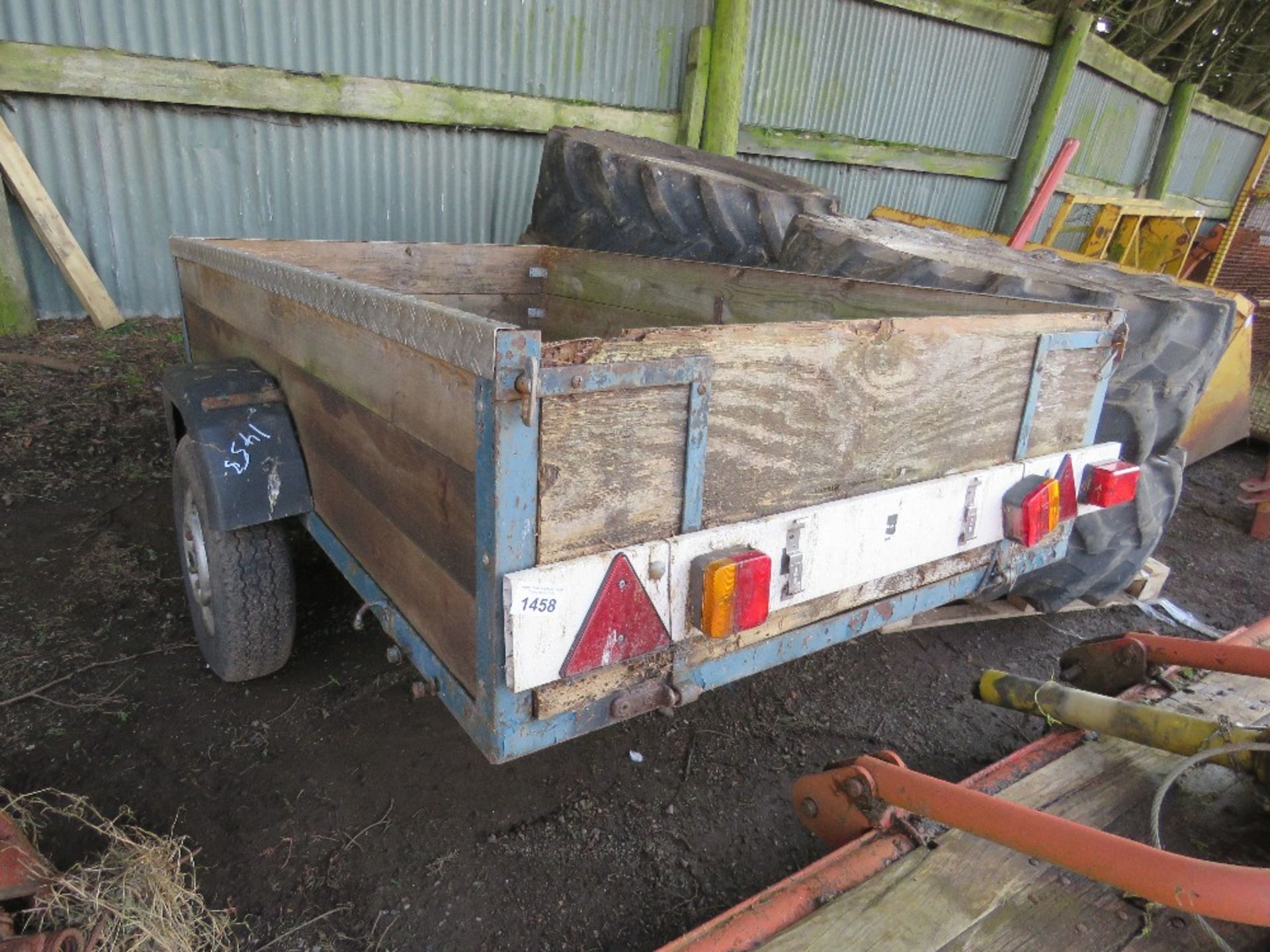 SINGLE AXLED CAR TRAILER 7FT X 4FT APPROX.....THIS LOT IS SOLD UNDER THE AUCTIONEERS MARGIN SCHEME,