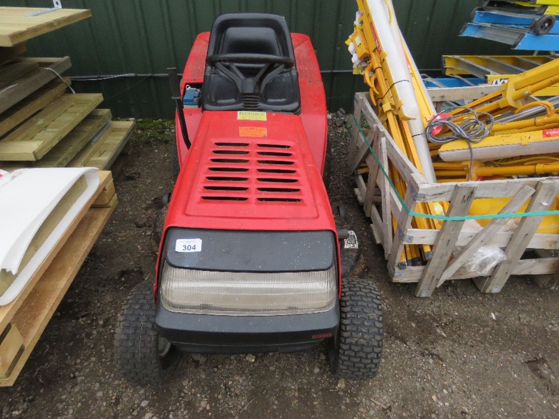 LAWNFLITE 940 RIDE ON MOWER WITH COLLECTOR. PART EXCHANGE MACHINE, CONDITION UNKNOWN. THIS LOT IS - Image 2 of 7
