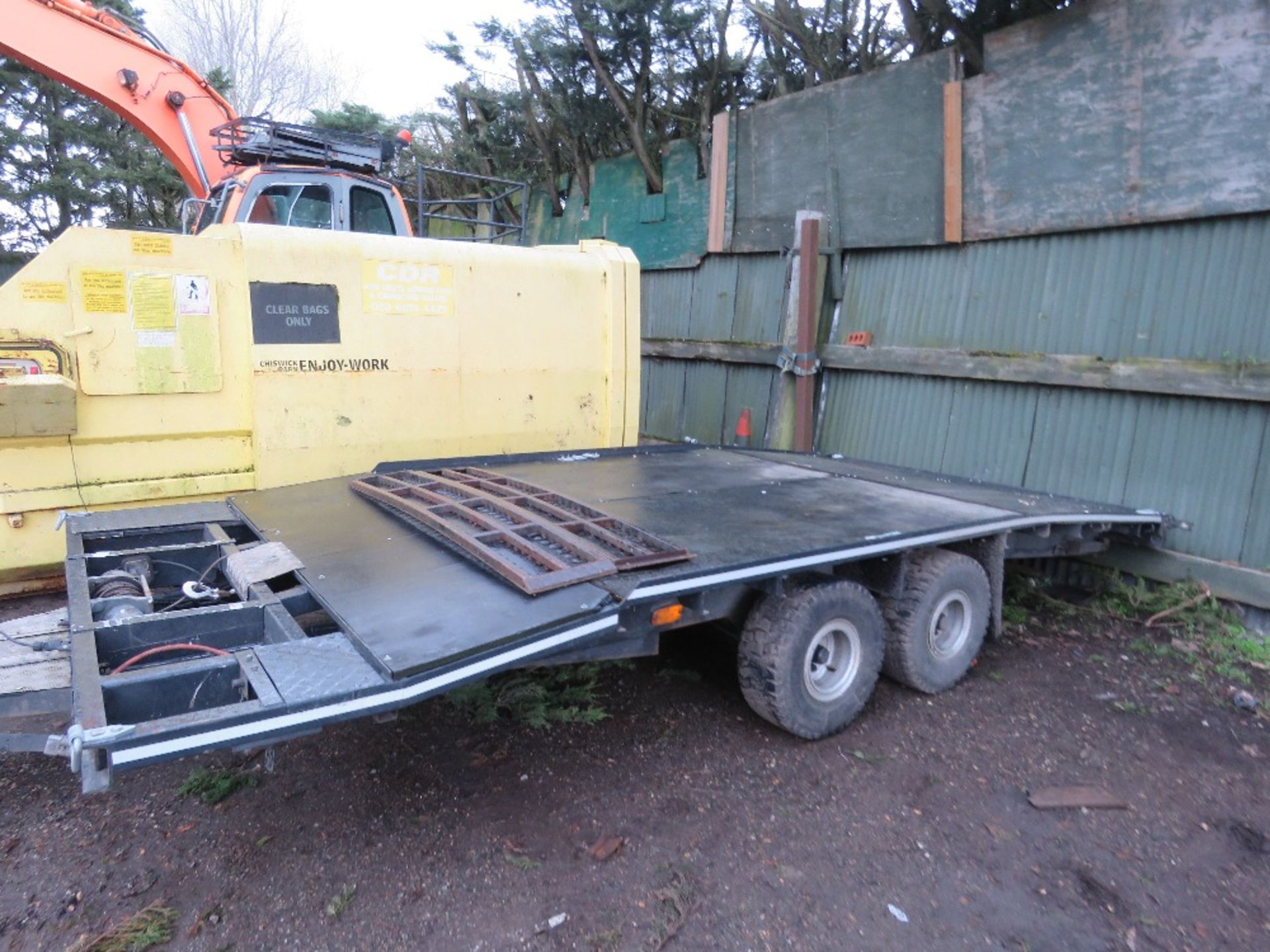 HEAVY DUTY TWIN AXLED BEAVERTAIL PLANT TRAILER WITH RAMPS AND WINCH (CONTROL IN OFFICE) 16FT X 7FT B - Image 3 of 7