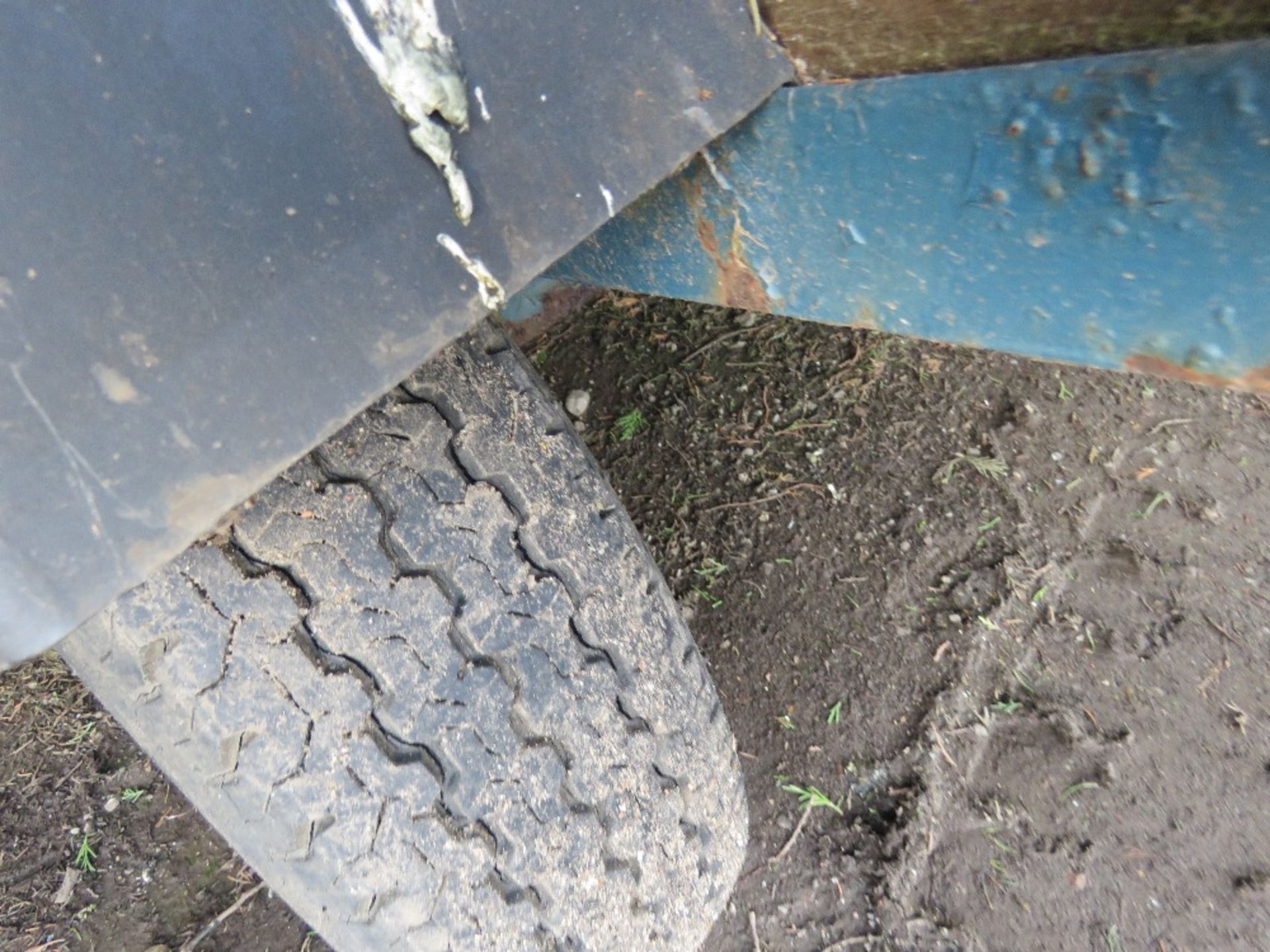 SINGLE AXLED CAR TRAILER 7FT X 4FT APPROX.....THIS LOT IS SOLD UNDER THE AUCTIONEERS MARGIN SCHEME, - Image 6 of 7