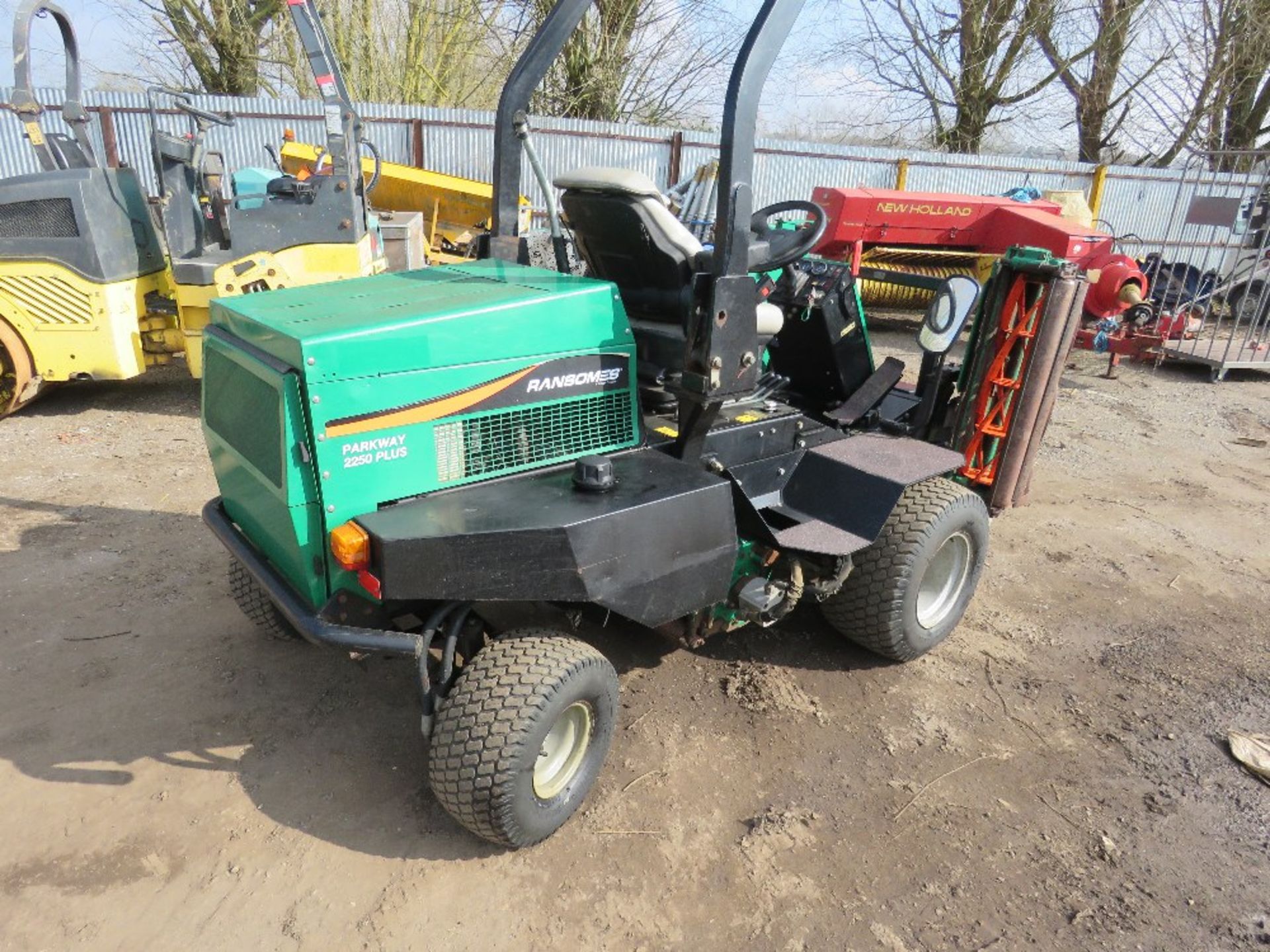 RANSOMES PARKWAY 2250 PLUS PROFESSIONAL TRIPLE RIDE ON MOWER, 4WD, 3300 REC HOURS. DIRECT FROM GOLF - Image 3 of 11
