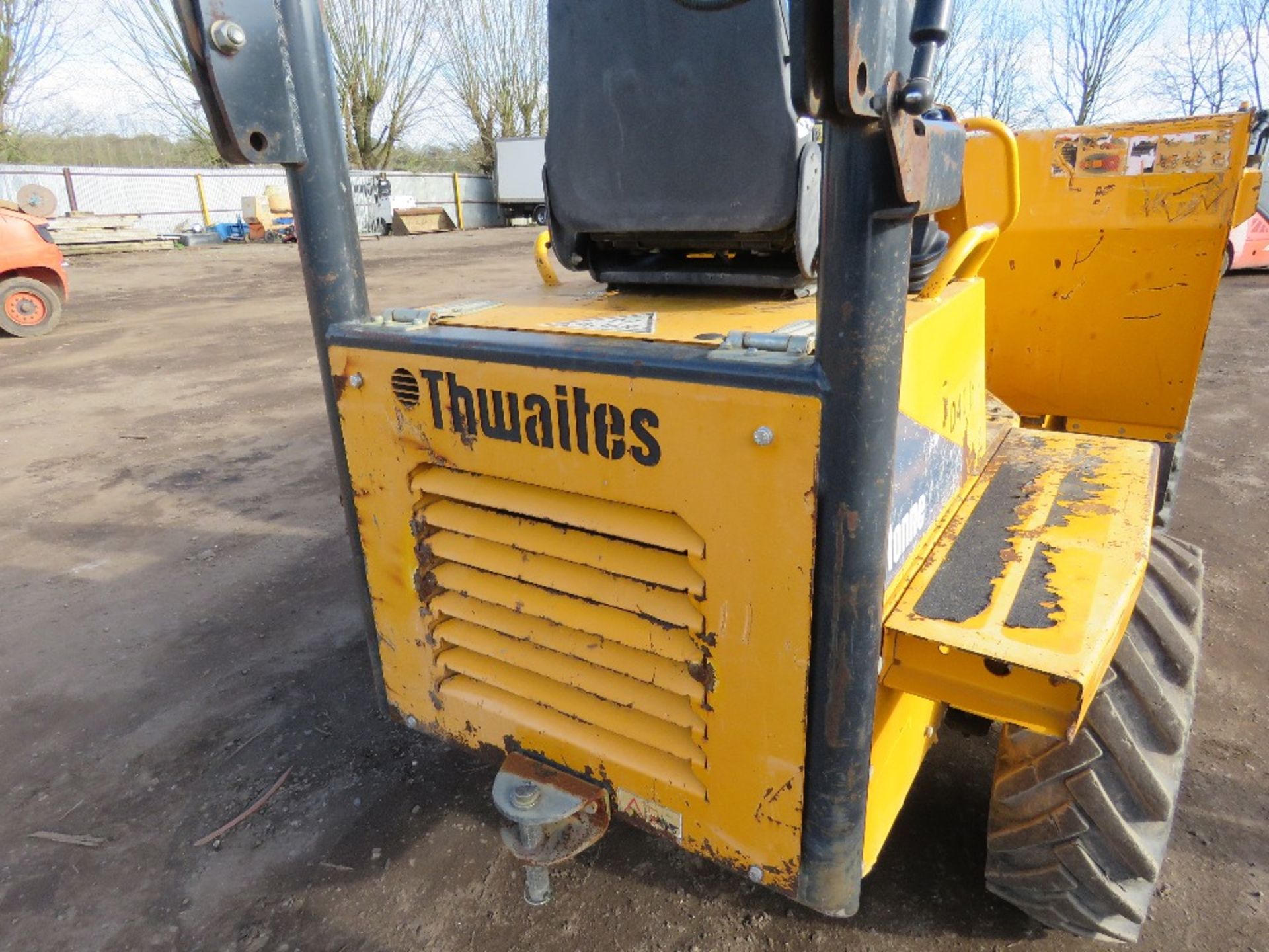 THWAITES 3 TONNE STRAIGHT TIP DUMPER YEAR 2014. 1688 REC HRS SN:SLCM570Z1408C8990. PN:401 DIRECT F - Image 3 of 10