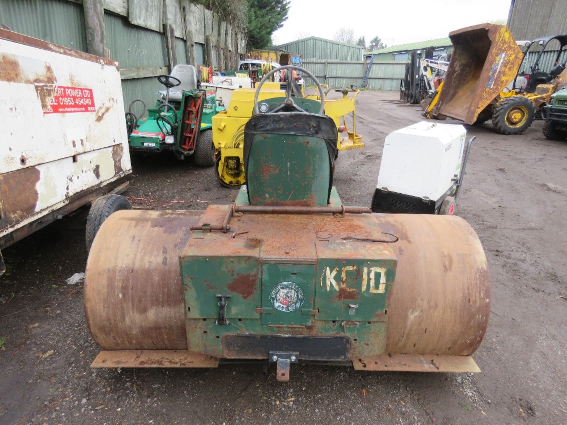 AVELING BARFORD VINTAGE 3 DRUM RIDE ON GREENS ROLLER. - Image 4 of 10