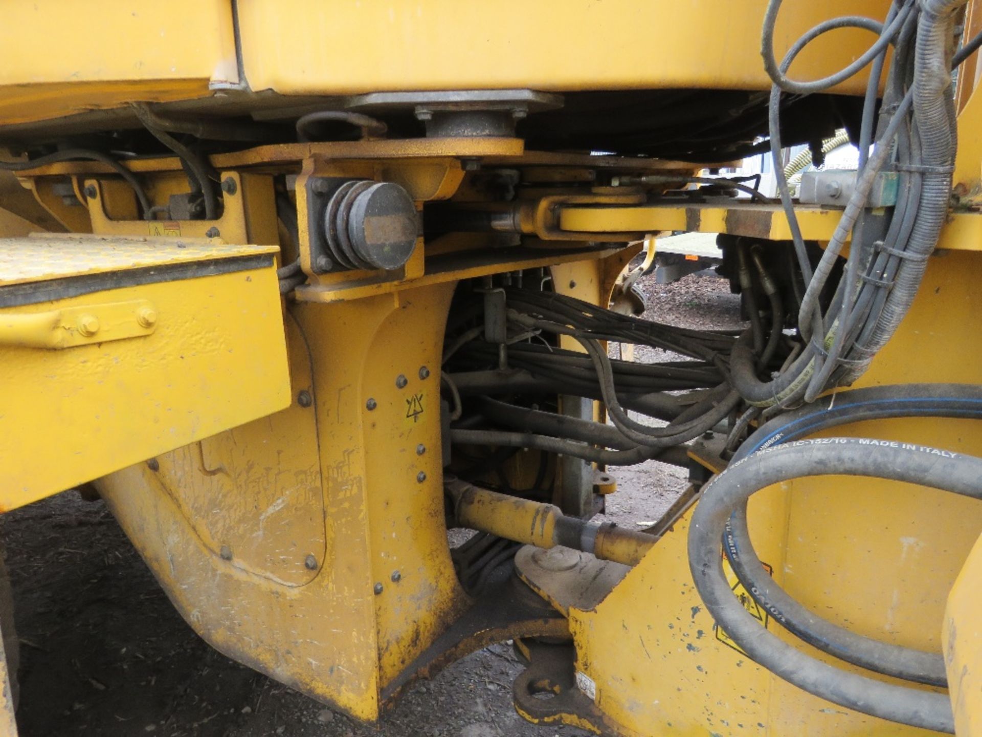 VOLVO L120F WHEELED LOADING SHOVEL YEAR 2009 BUILD. WITH SOIL AND SCREENING BUCKETS AS SHOWN. SN:VCE - Image 12 of 27