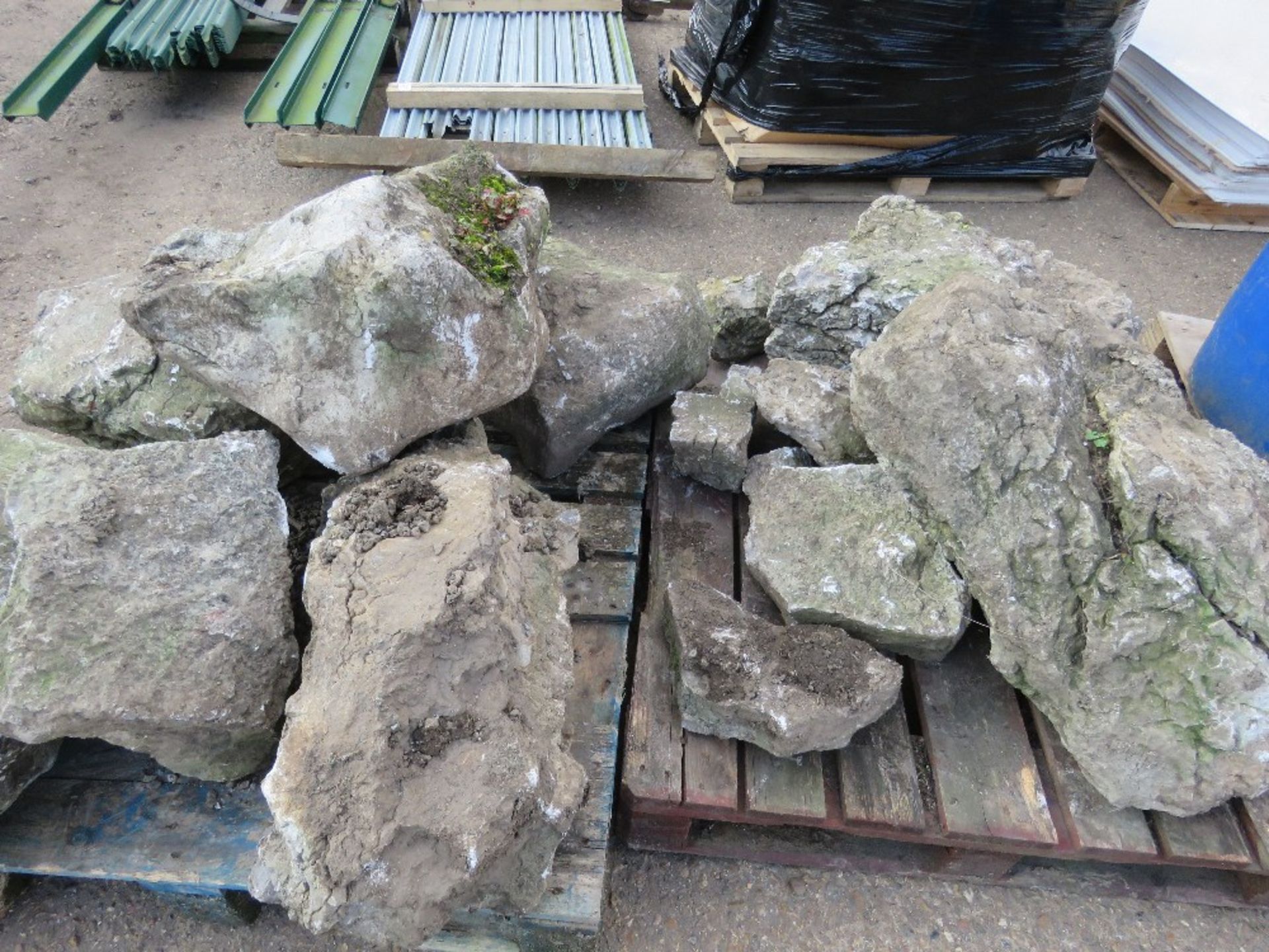 2 X PALLETS OF LARGE ROCKERY DECORATIVE STONES.....THIS LOT IS SOLD UNDER THE AUCTIONEERS MARGIN SCH - Bild 4 aus 7