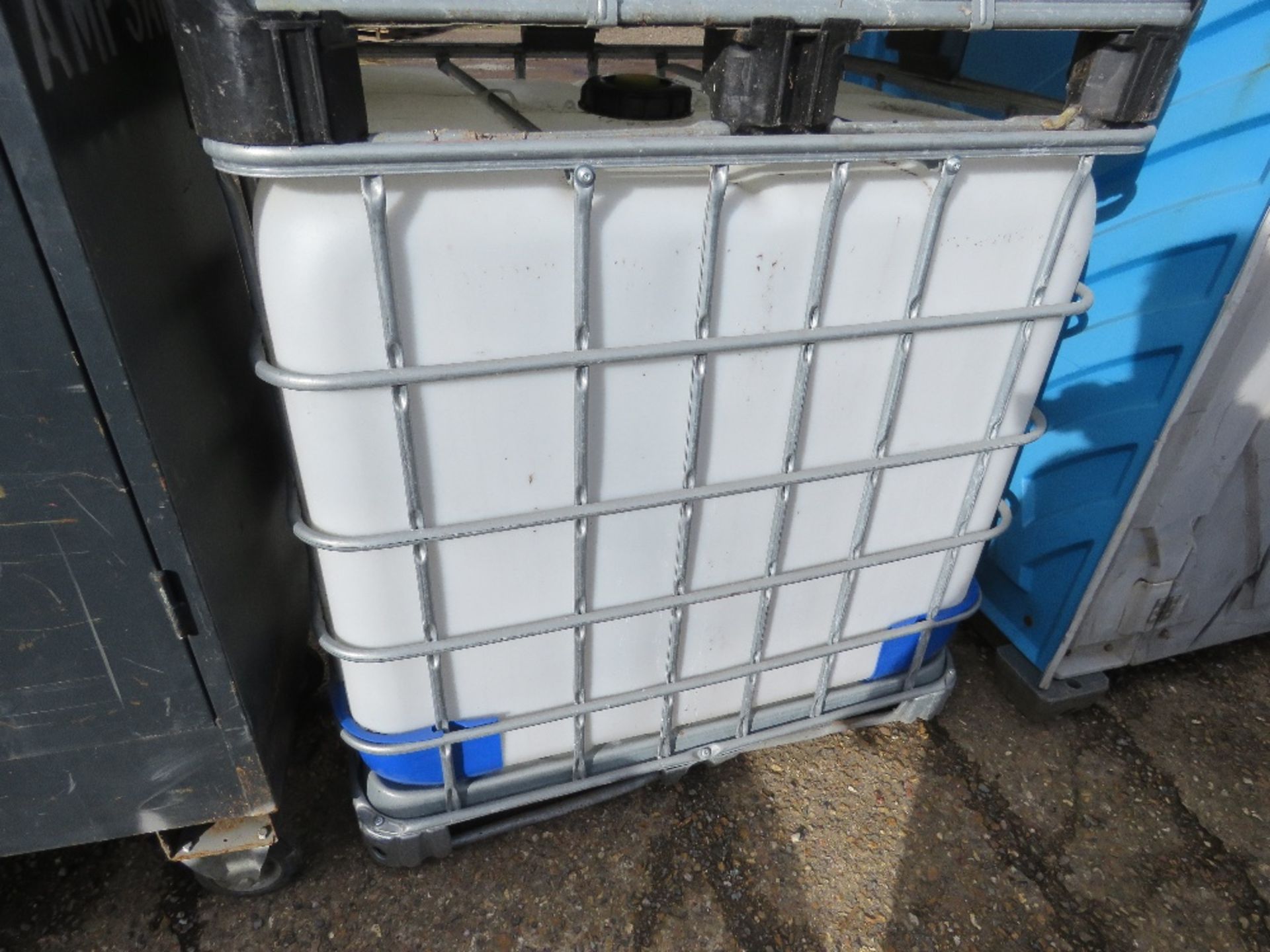 2NO IBC TYPE PLASTIC BOWSER TANKS ON PALLETS. THIS LOT IS SOLD UNDER THE AUCTIONEERS MARGIN SCHEM