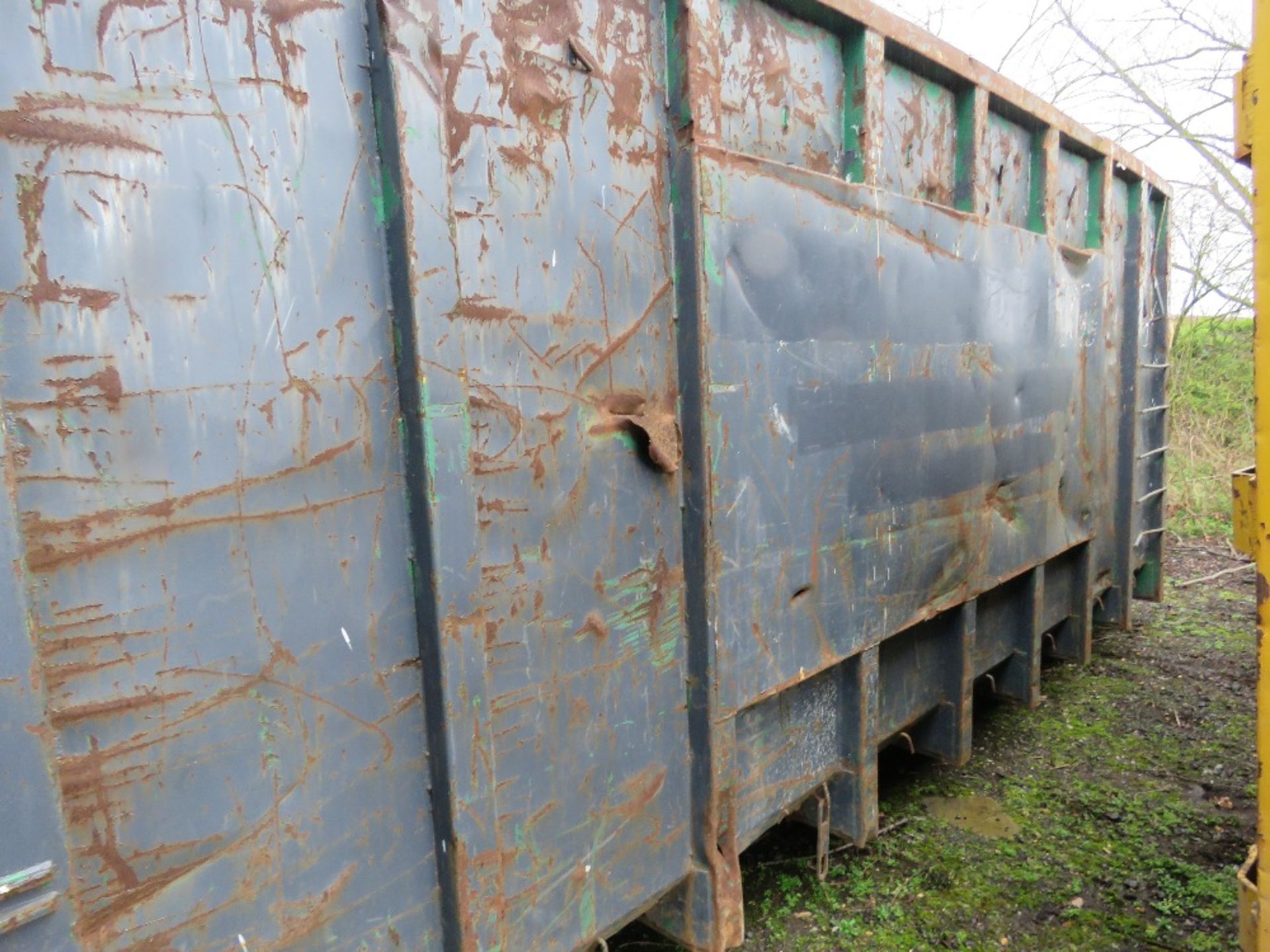 HOOK LOADER BIN, ROLLONOFF TYPE, 40YARD CAPACITY APPROX WITH FULL WIDTH REAR DOOR. DIRECT FROM LOCAL - Image 5 of 8